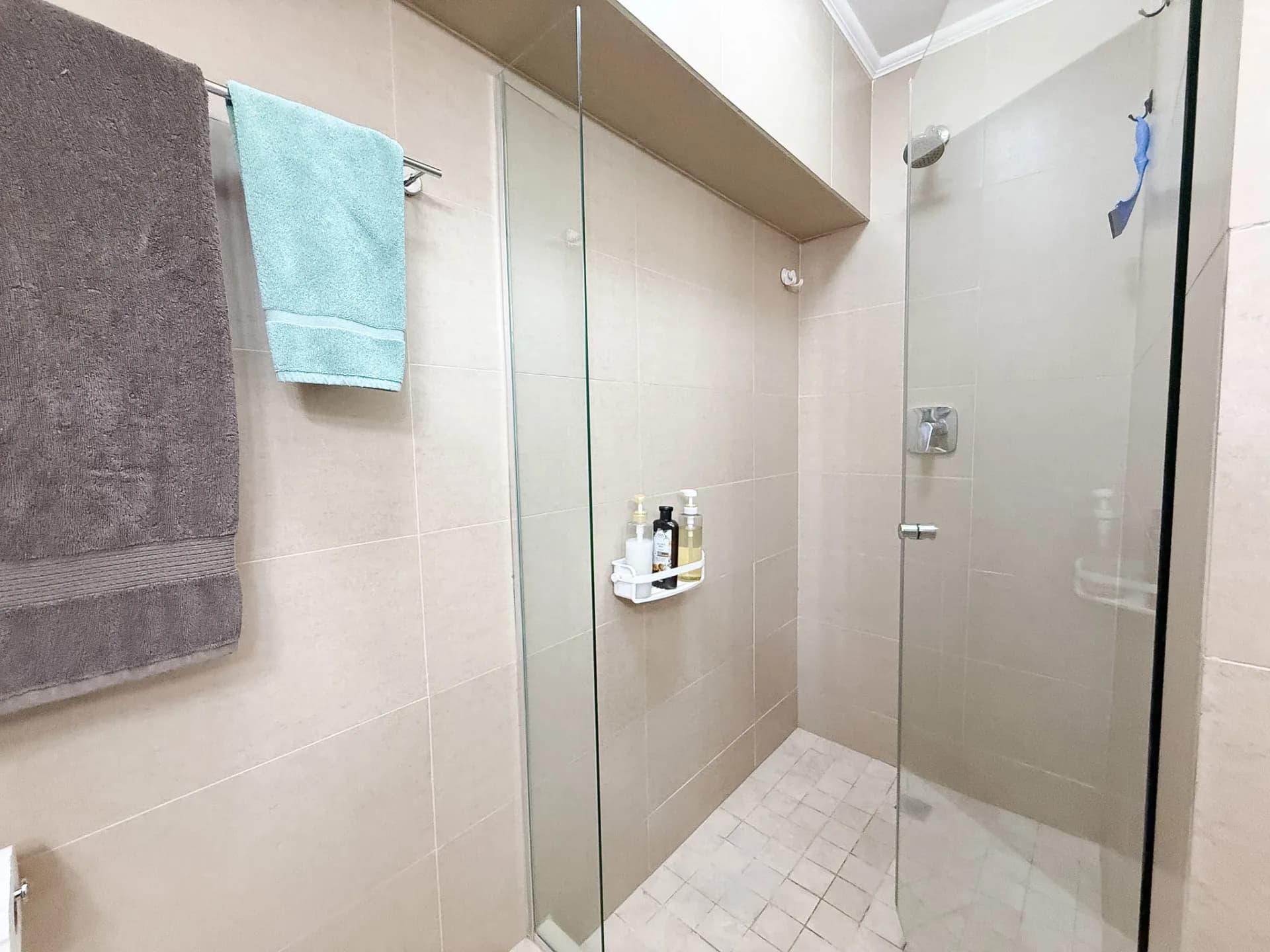 Stunning & Tastefully Decorated 2 Bedroom Beachfront Condo R-0019 - Image 16