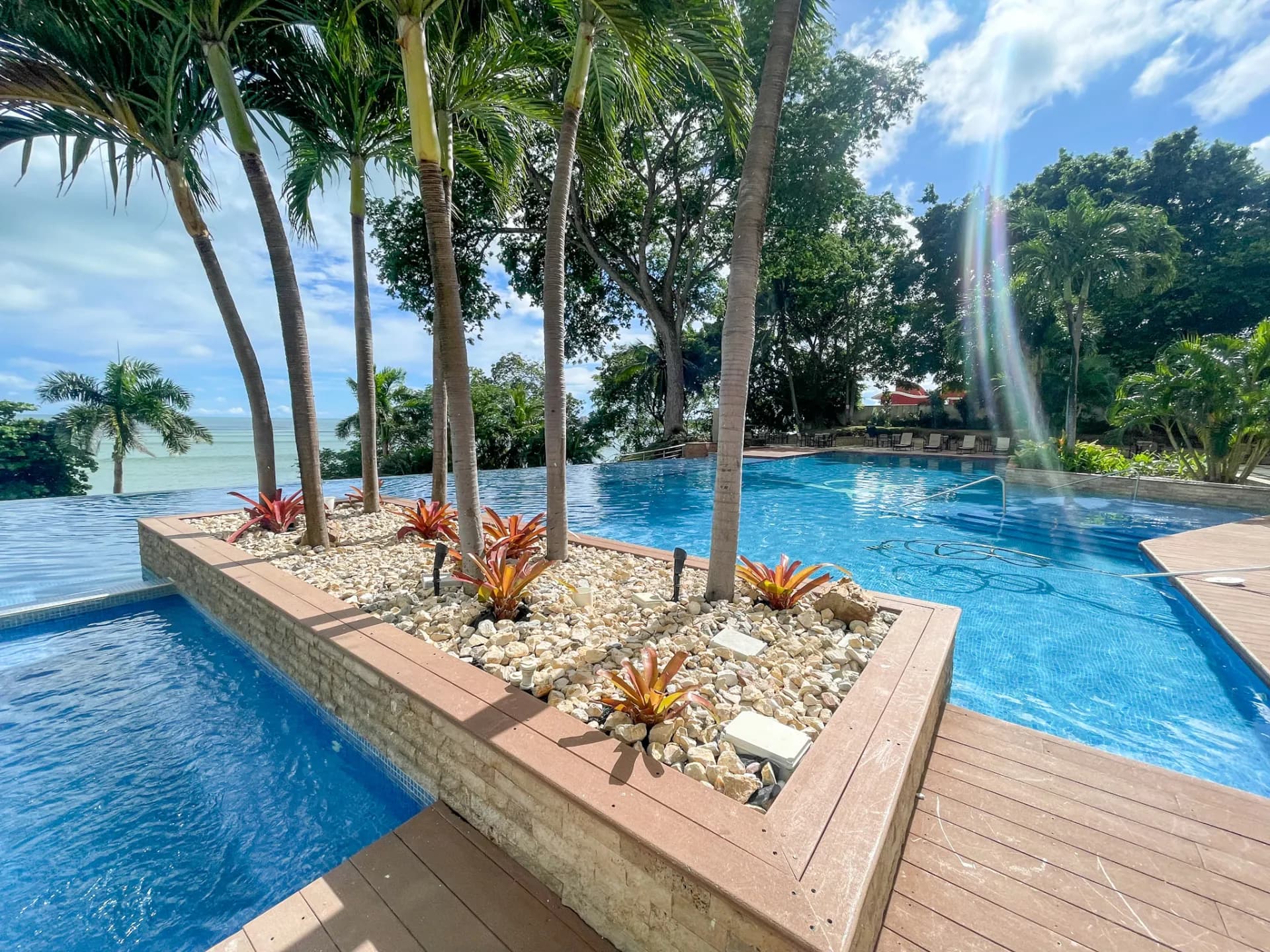 Stunning & Tastefully Decorated 2 Bedroom Beachfront Condo R-0019 - Image 21