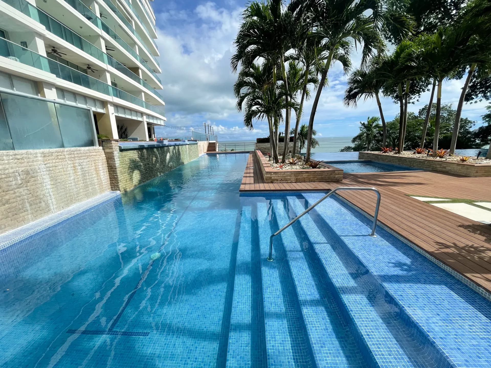 Stunning & Tastefully Decorated 2 Bedroom Beachfront Condo R-0019 - Image 22