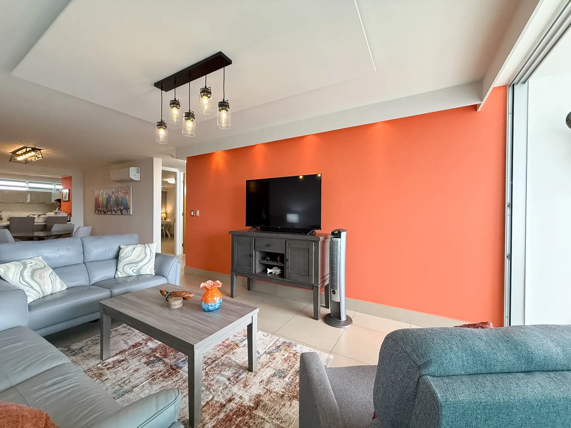Stunning & Tastefully Decorated 2 Bedroom Beachfront Condo R-0019 - Image 5