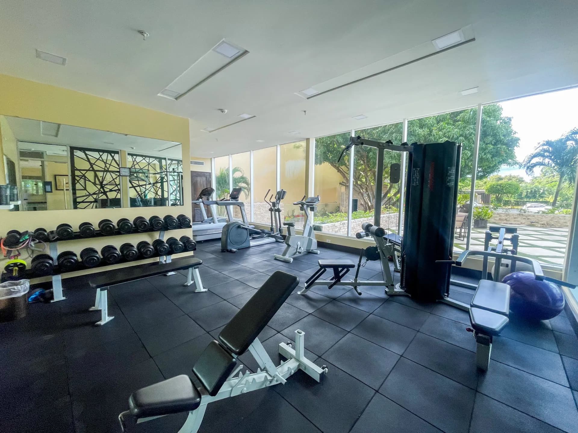 Stunning & Tastefully Decorated 2 Bedroom Beachfront Condo R-0019 - Image 25