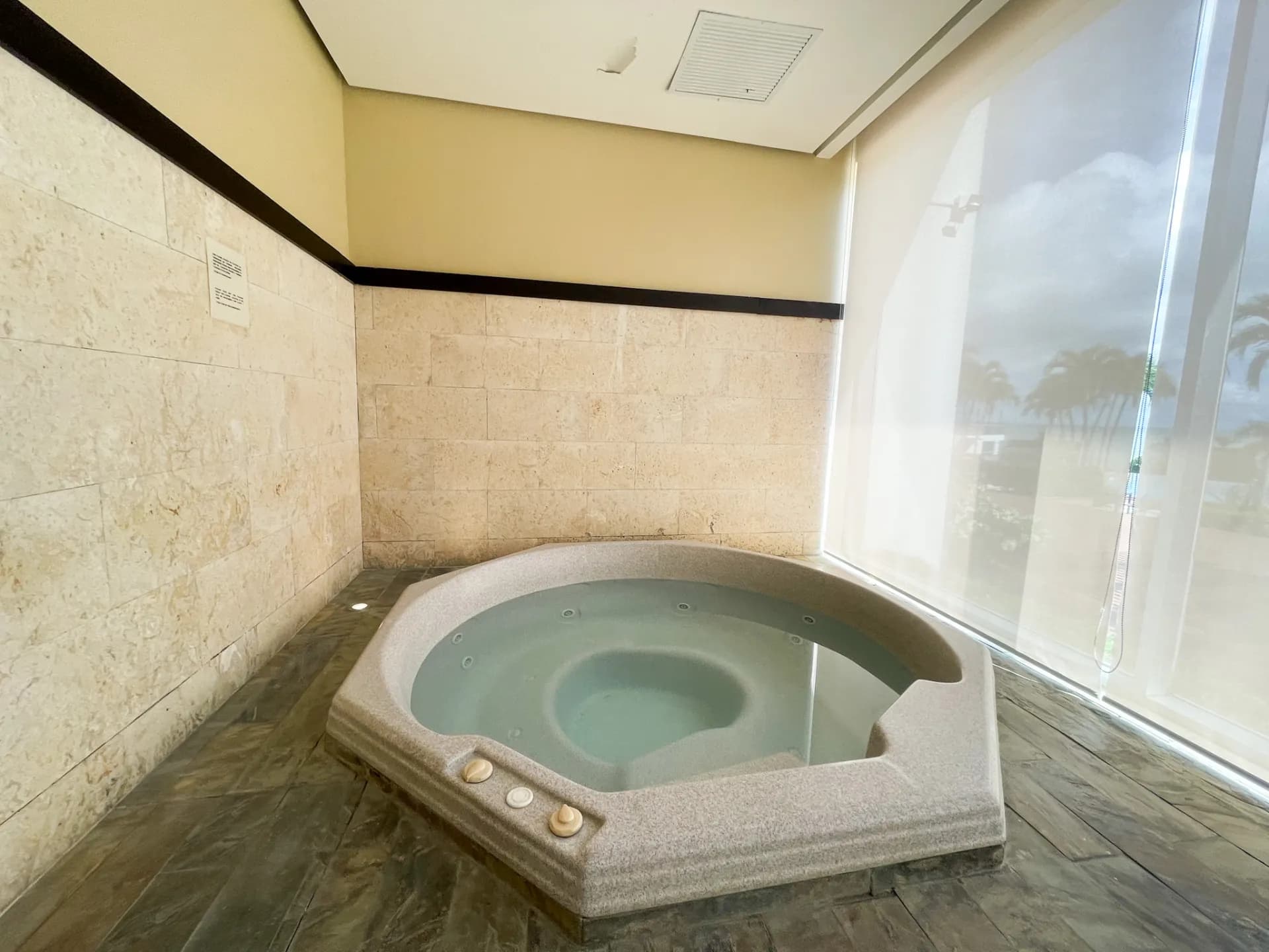 Stunning & Tastefully Decorated 2 Bedroom Beachfront Condo R-0019 - Image 26