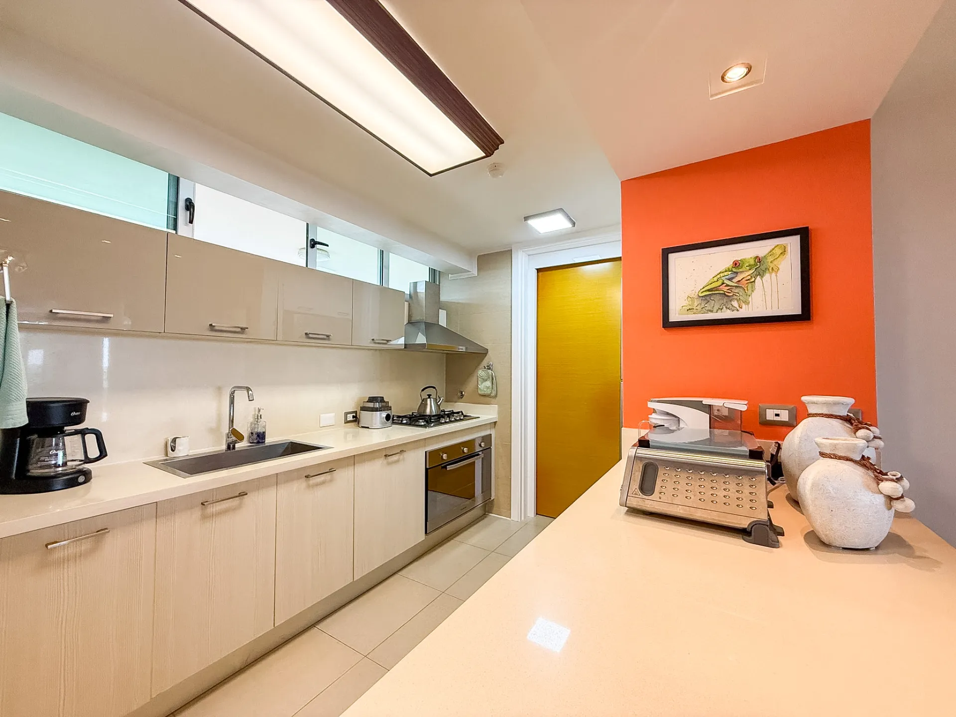 Stunning & Tastefully Decorated 2 Bedroom Beachfront Condo R-0019 - Image 8