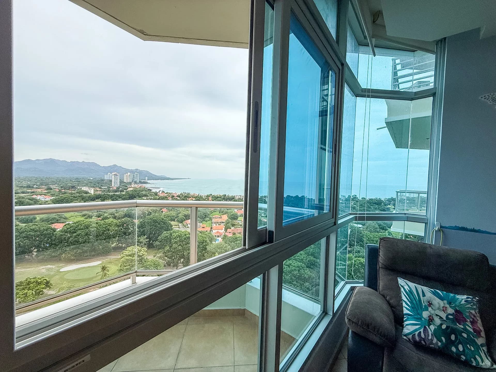Well-Appointed Ocean View Condo in Coronado Golf Tower, Coronado, Panama.R-0057 - Image 10