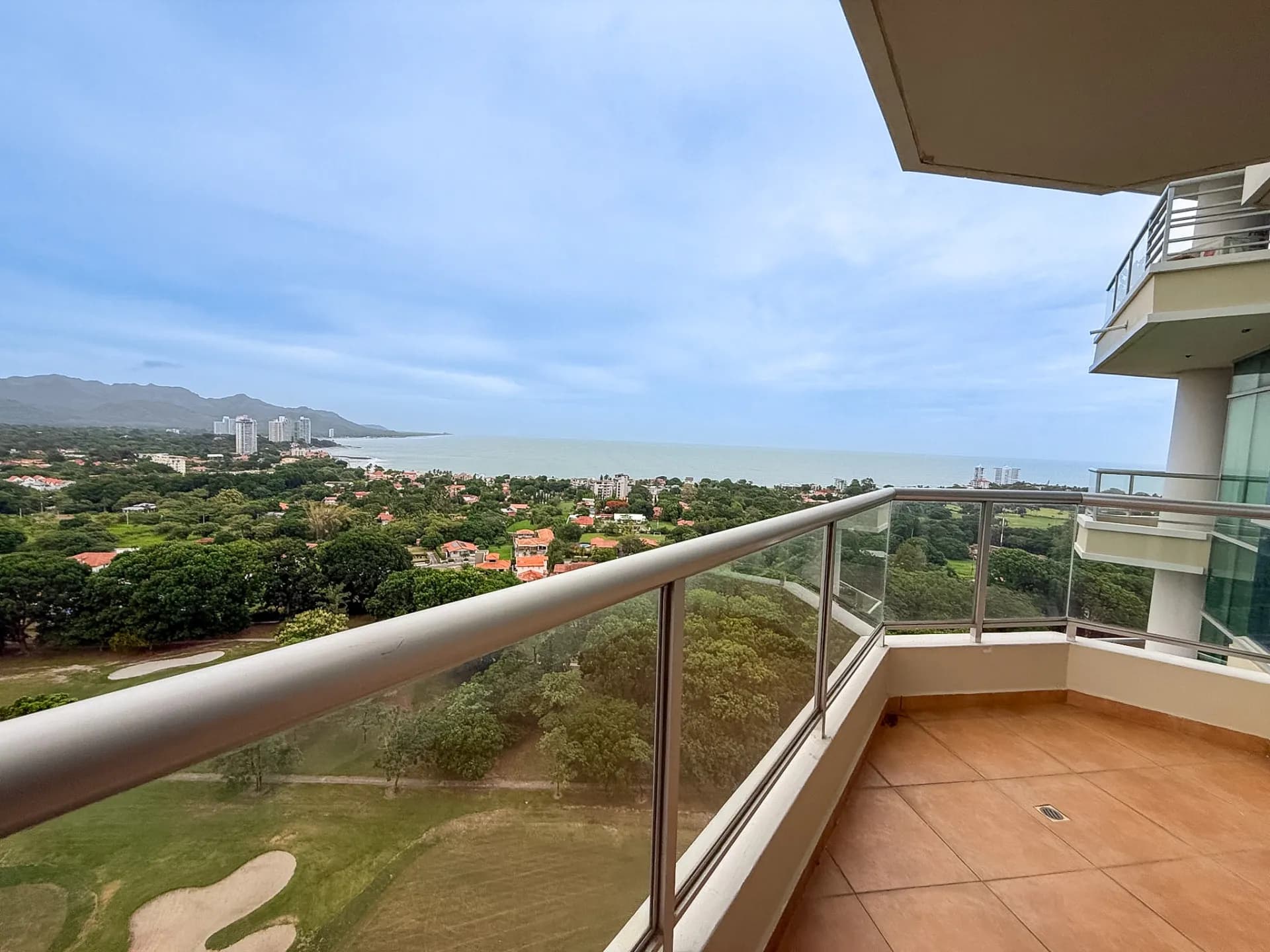 Well-Appointed Ocean View Condo in Coronado Golf Tower, Coronado, Panama.R-0057 - Image 2