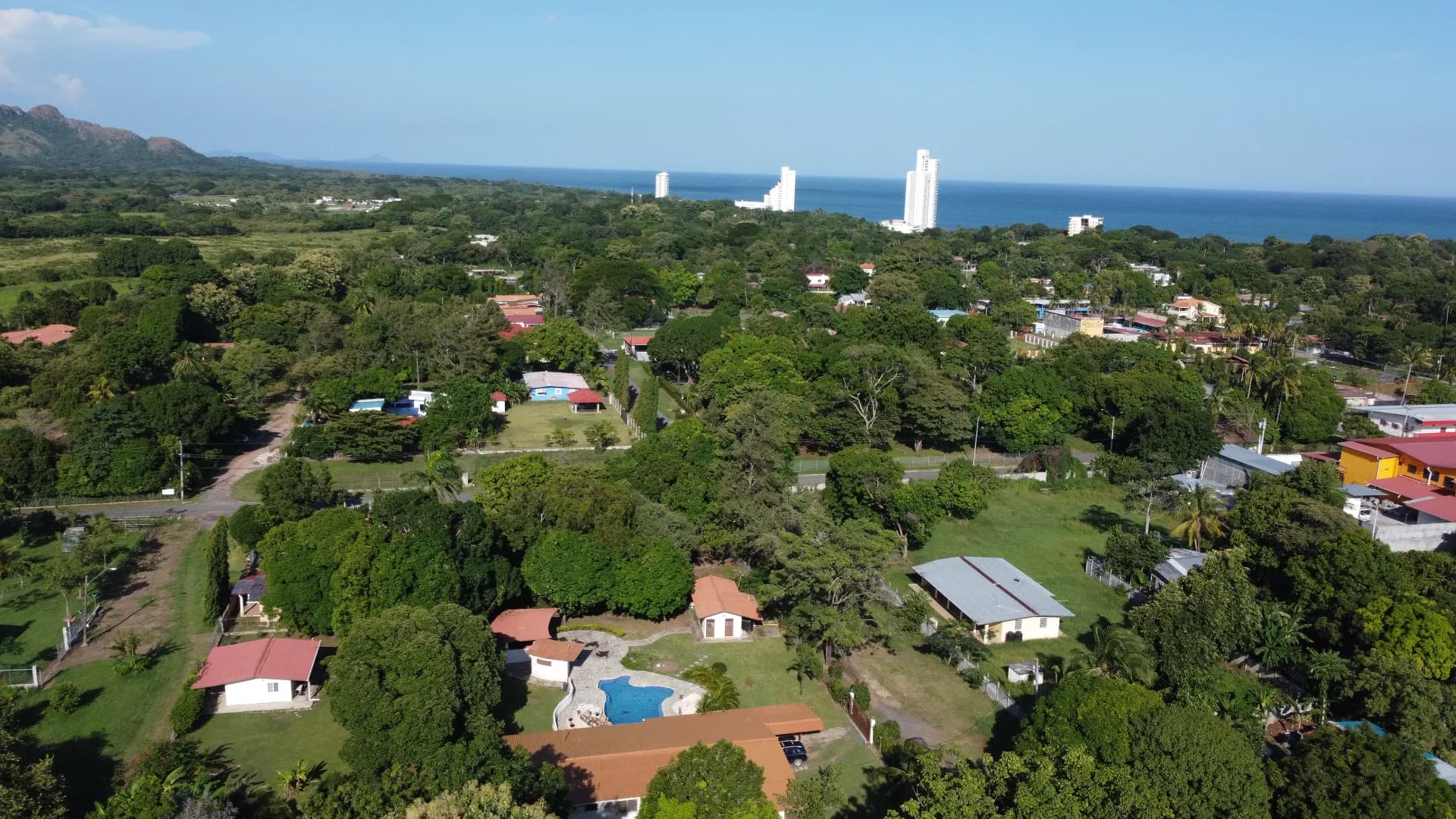 3 Bedroom Coastal Estate with Guest House, Backup Generator and 0.89 Acres in Nueva Gorgona, Panama R-0079 - Image 2
