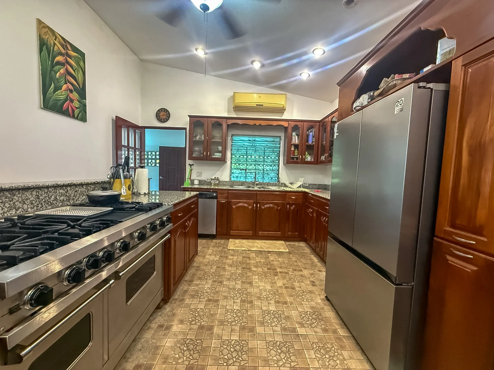 3 Bedroom Coastal Estate with Guest House, Backup Generator and 0.89 Acres in Nueva Gorgona, Panama R-0079 - Image 12