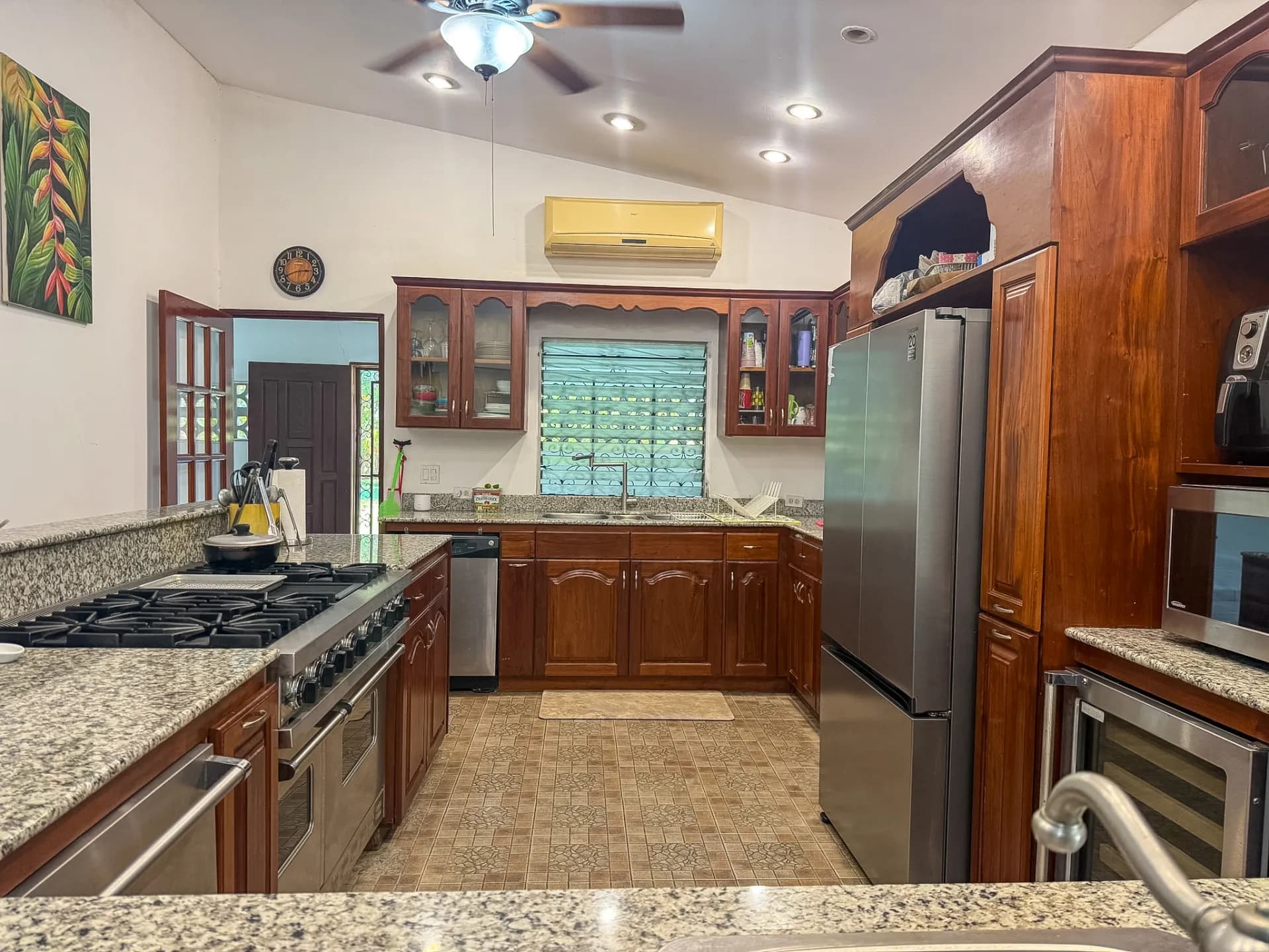 3 Bedroom Coastal Estate with Guest House, Backup Generator and 0.89 Acres in Nueva Gorgona, Panama R-0079 - Image 13