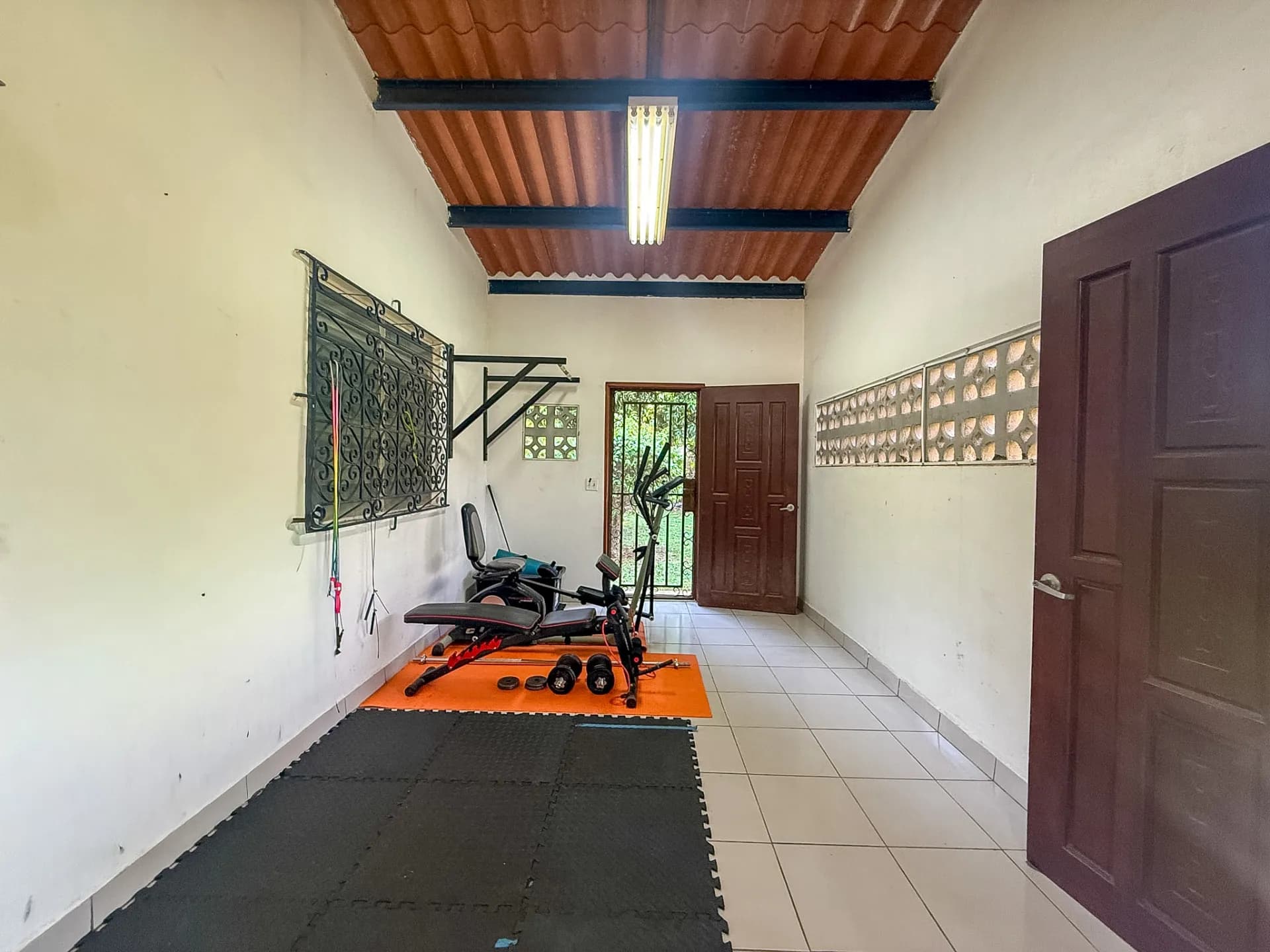 3 Bedroom Coastal Estate with Guest House, Backup Generator and 0.89 Acres in Nueva Gorgona, Panama R-0079 - Image 15