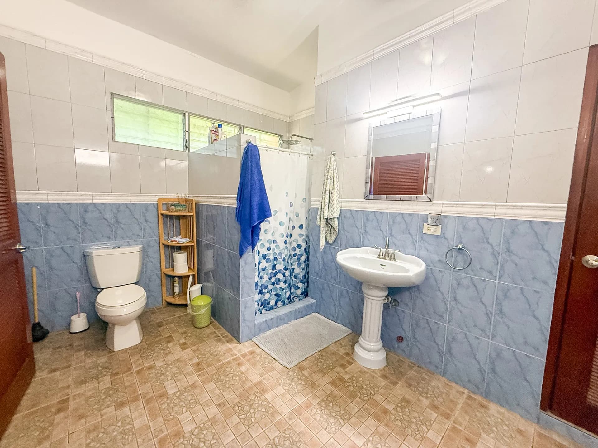 3 Bedroom Coastal Estate with Guest House, Backup Generator and 0.89 Acres in Nueva Gorgona, Panama R-0079 - Image 21