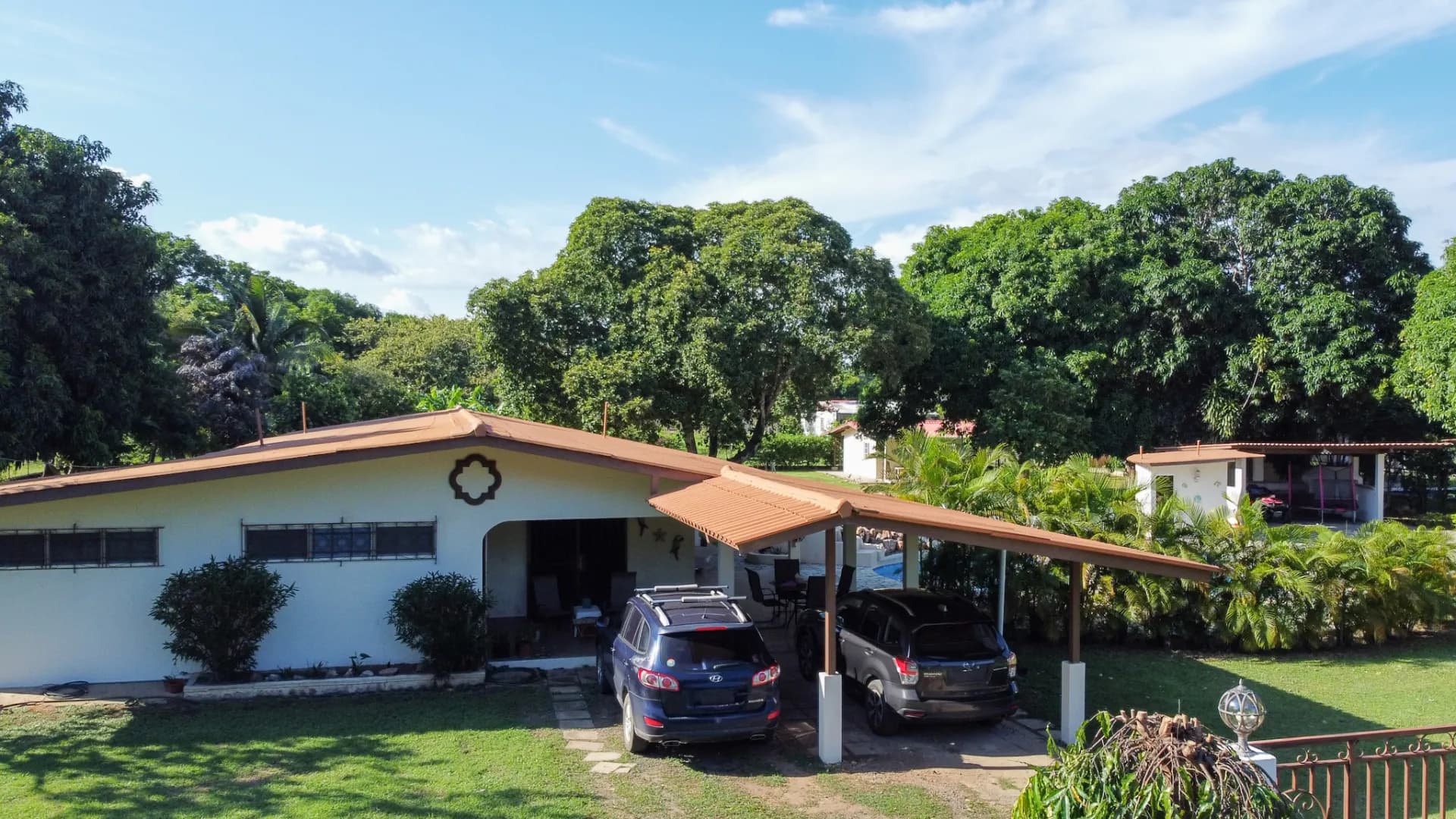 3 Bedroom Coastal Estate with Guest House, Backup Generator and 0.89 Acres in Nueva Gorgona, Panama R-0079 - Image 5