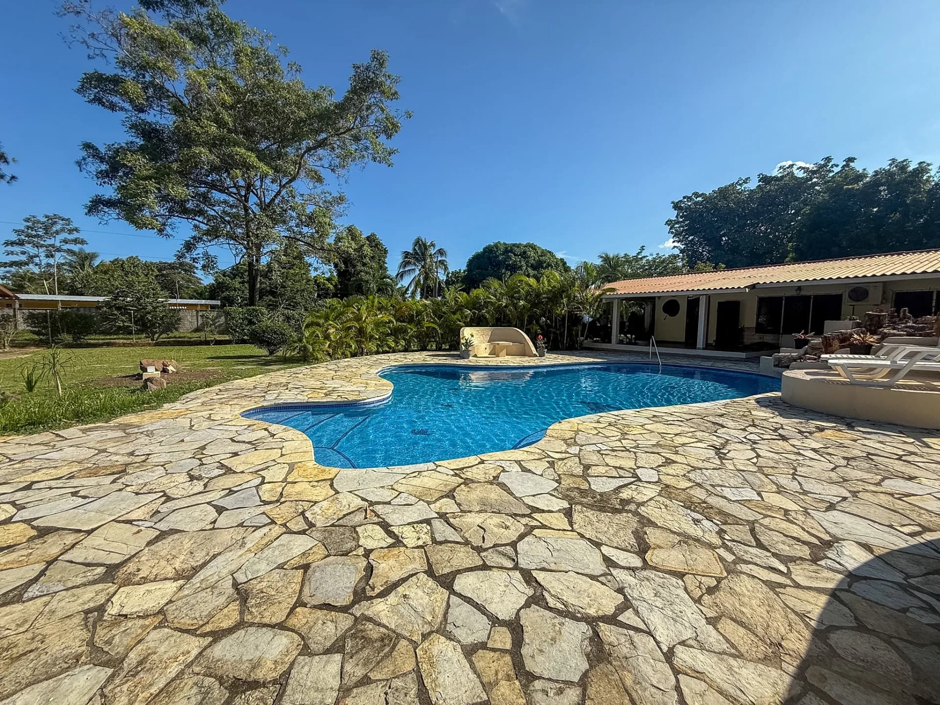 3 Bedroom Coastal Estate with Guest House, Backup Generator and 0.89 Acres in Nueva Gorgona, Panama R-0079 - Image 1