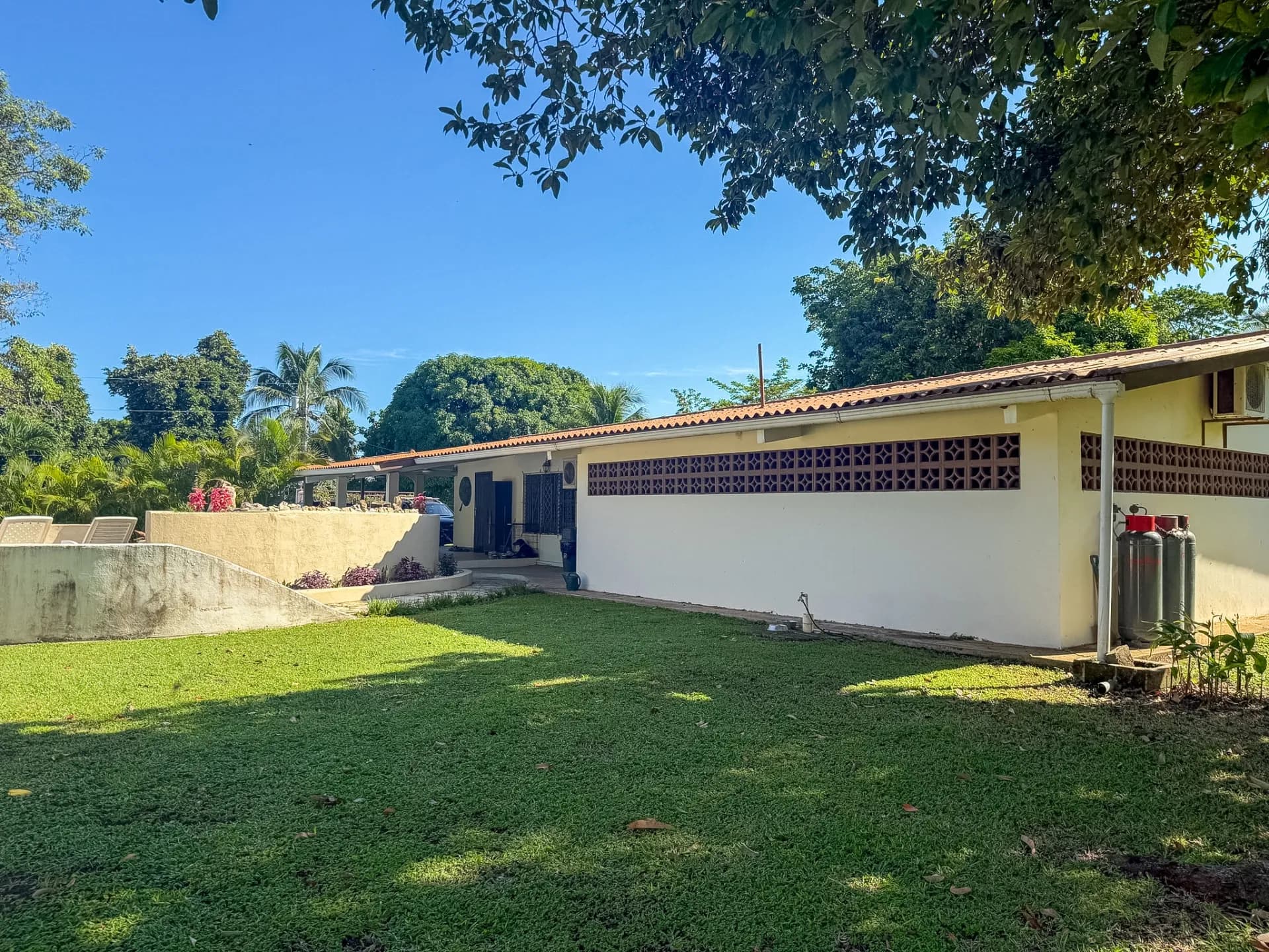 3 Bedroom Coastal Estate with Guest House, Backup Generator and 0.89 Acres in Nueva Gorgona, Panama R-0079 - Image 40