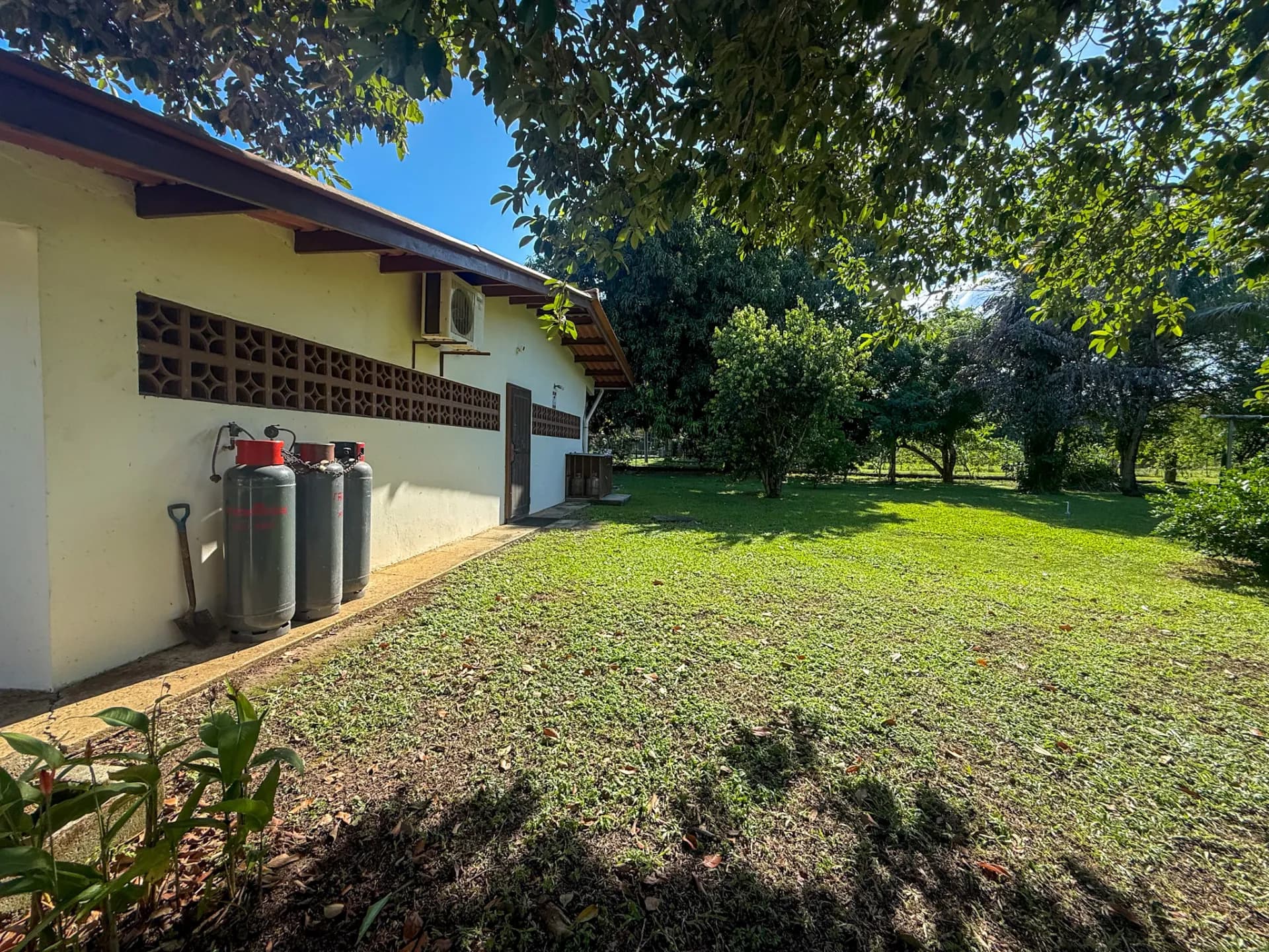 3 Bedroom Coastal Estate with Guest House, Backup Generator and 0.89 Acres in Nueva Gorgona, Panama R-0079 - Image 41