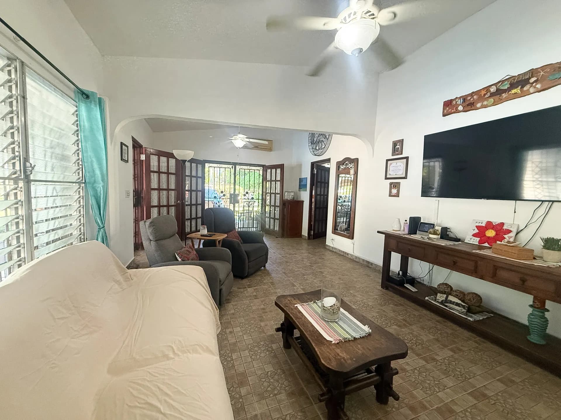3 Bedroom Coastal Estate with Guest House, Backup Generator and 0.89 Acres in Nueva Gorgona, Panama R-0079 - Image 6