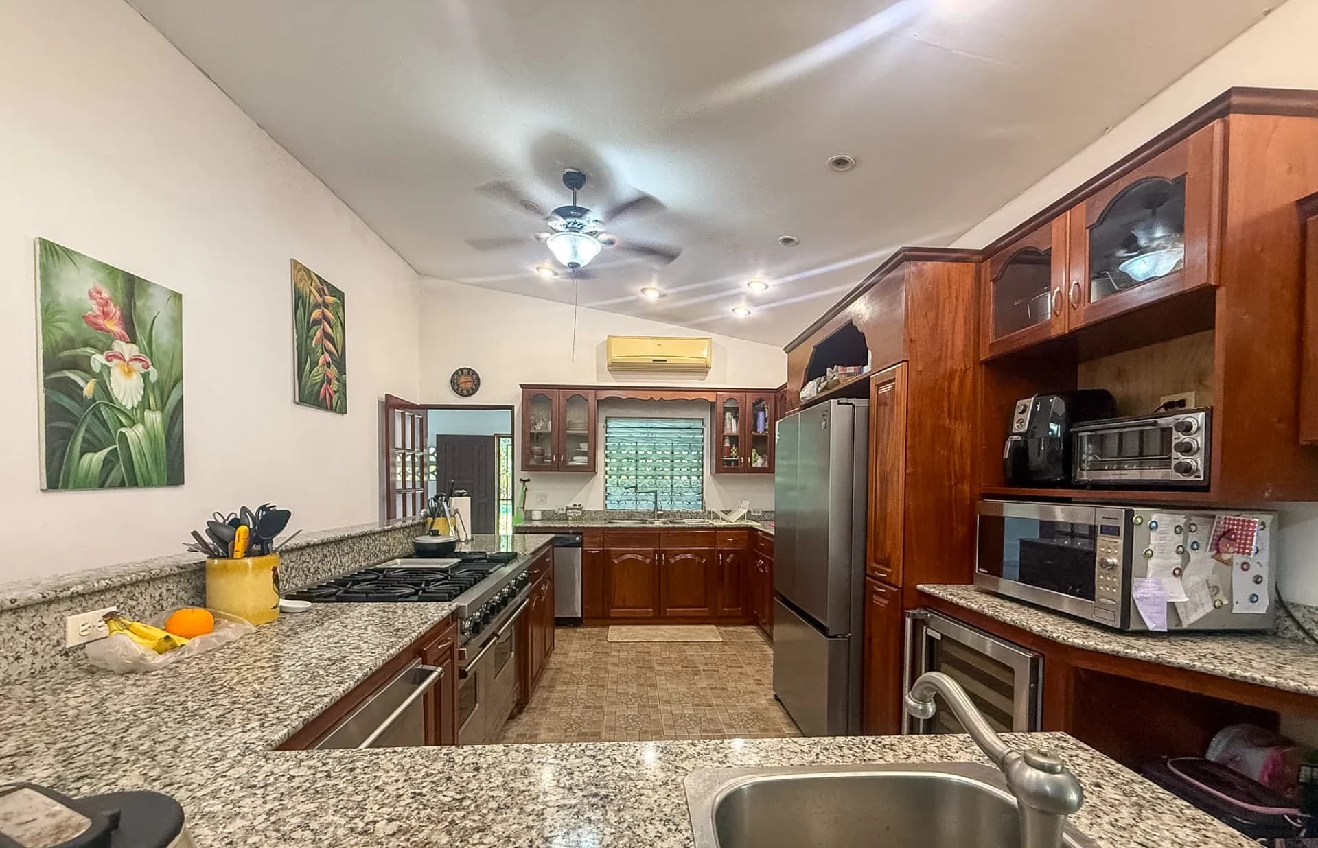 3 Bedroom Coastal Estate with Guest House, Backup Generator and 0.89 Acres in Nueva Gorgona, Panama R-0079 - Image 11