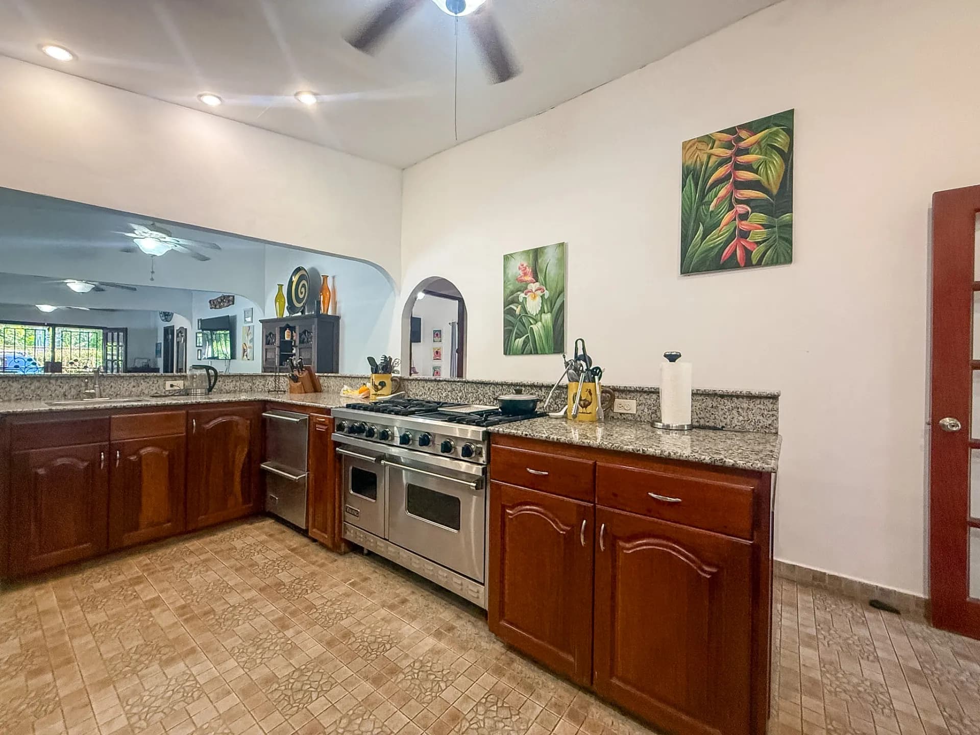 3 Bedroom Coastal Estate with Guest House, Backup Generator and 0.89 Acres in Nueva Gorgona, Panama R-0079 - Image 11