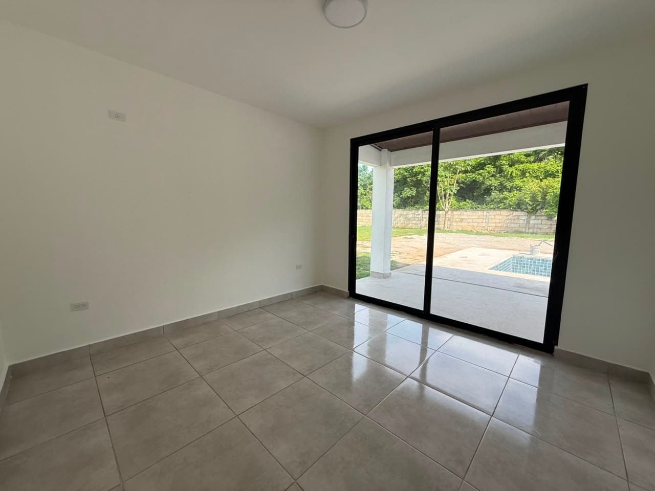 3 Bedroom Coastal Home with Pool R-0048 - Image 14