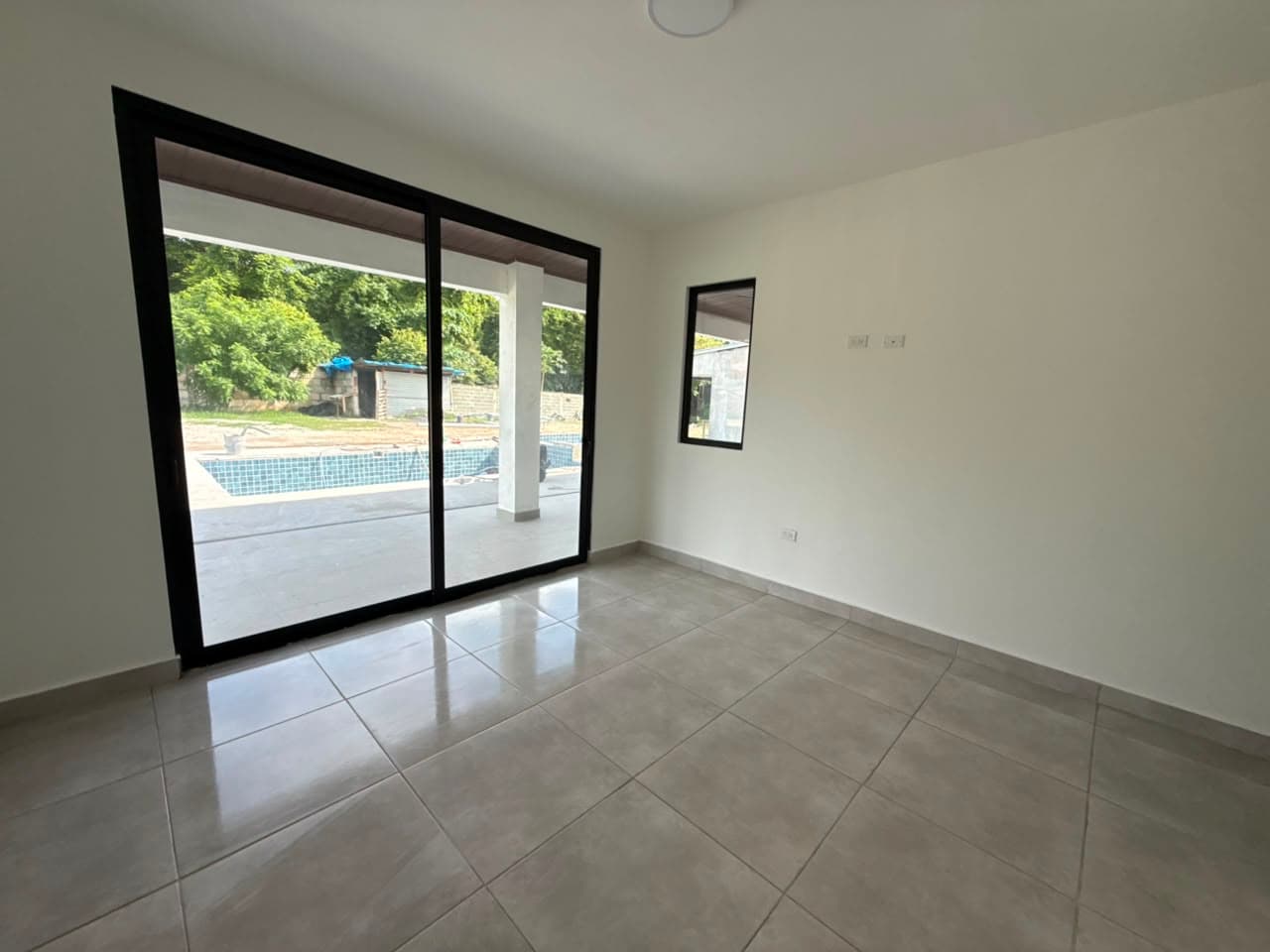 3 Bedroom Coastal Home with Pool R-0048 - Image 15