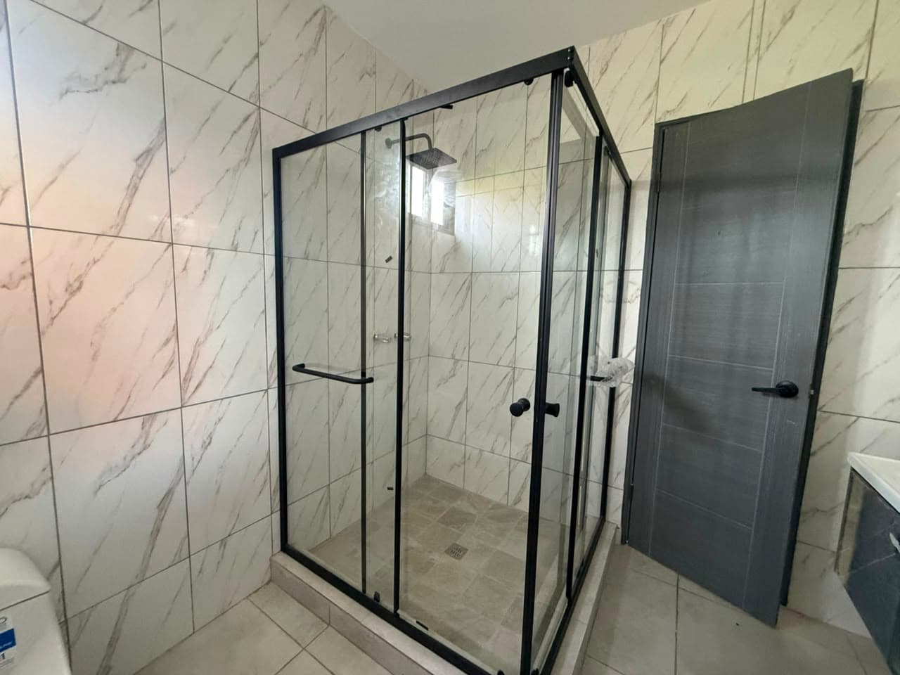 3 Bedroom Coastal Home with Pool R-0048 - Image 19