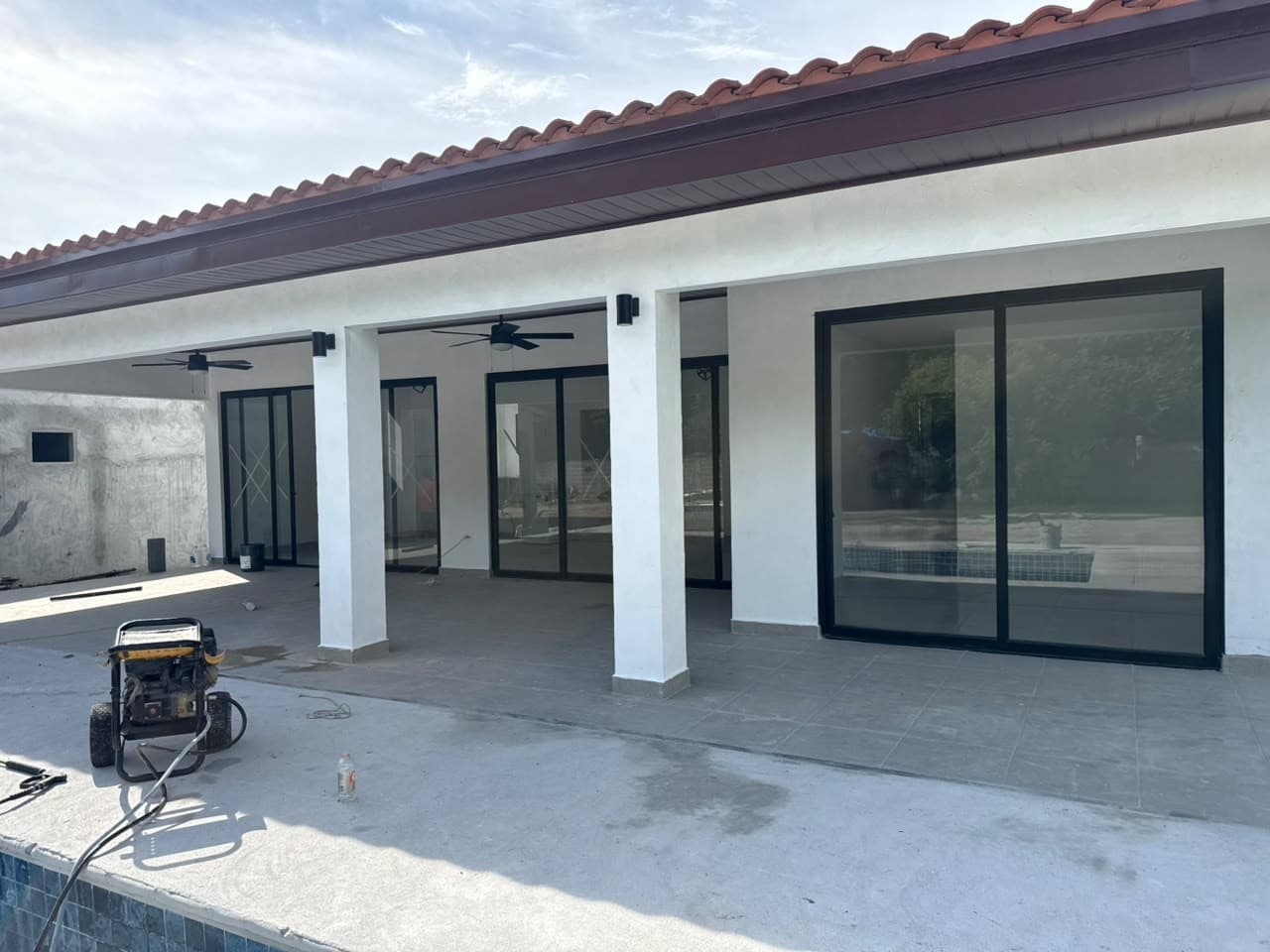 3 Bedroom Coastal Home with Pool R-0048 - Image 23