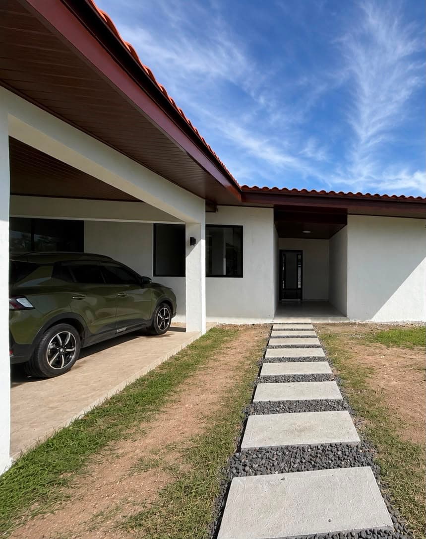 3 Bedroom Coastal Home with Pool R-0048 - Image 25