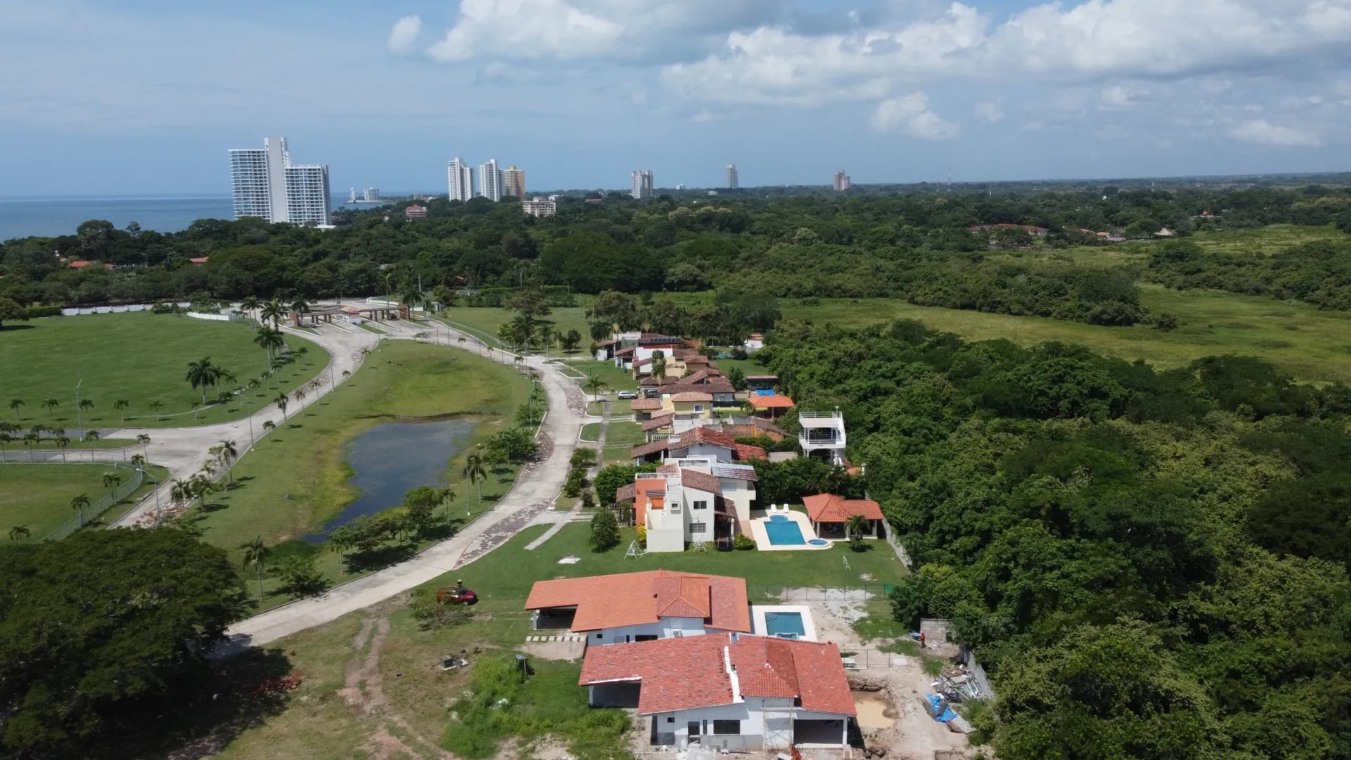 3 Bedroom Coastal Home with Pool R-0048 - Image 28