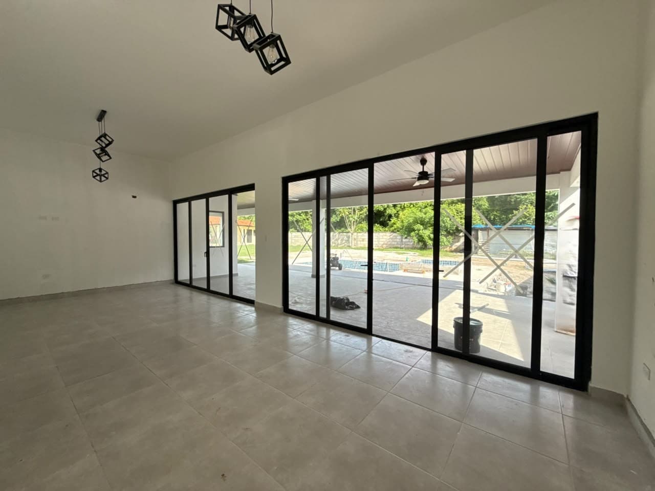 3 Bedroom Coastal Home with Pool R-0048 - Image 4