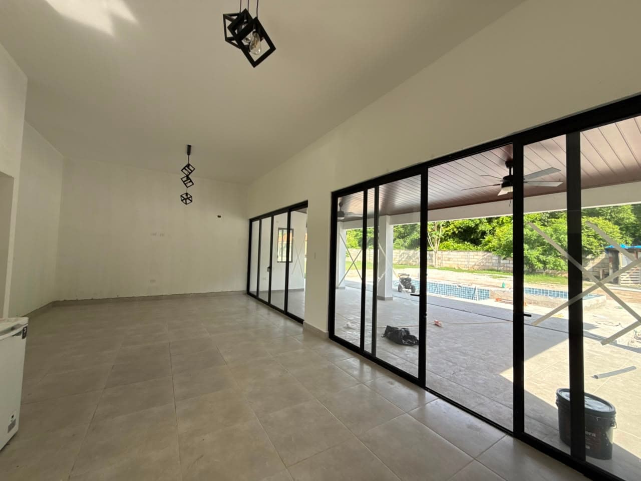 3 Bedroom Coastal Home with Pool R-0048 - Image 5