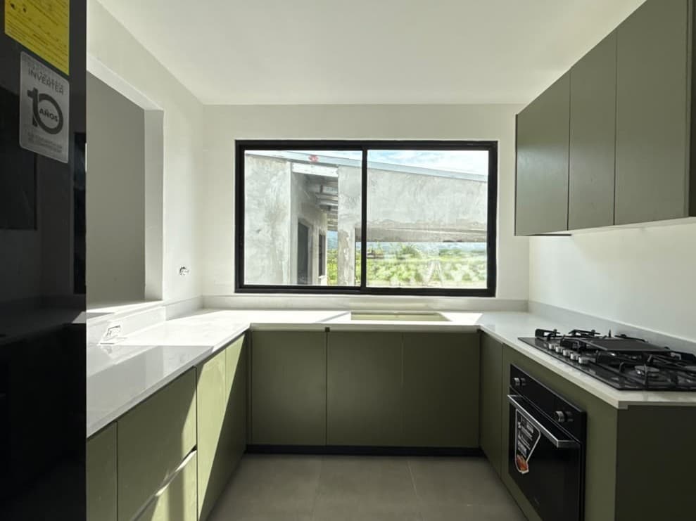 3 Bedroom Coastal Home with Pool R-0048 - Image 7