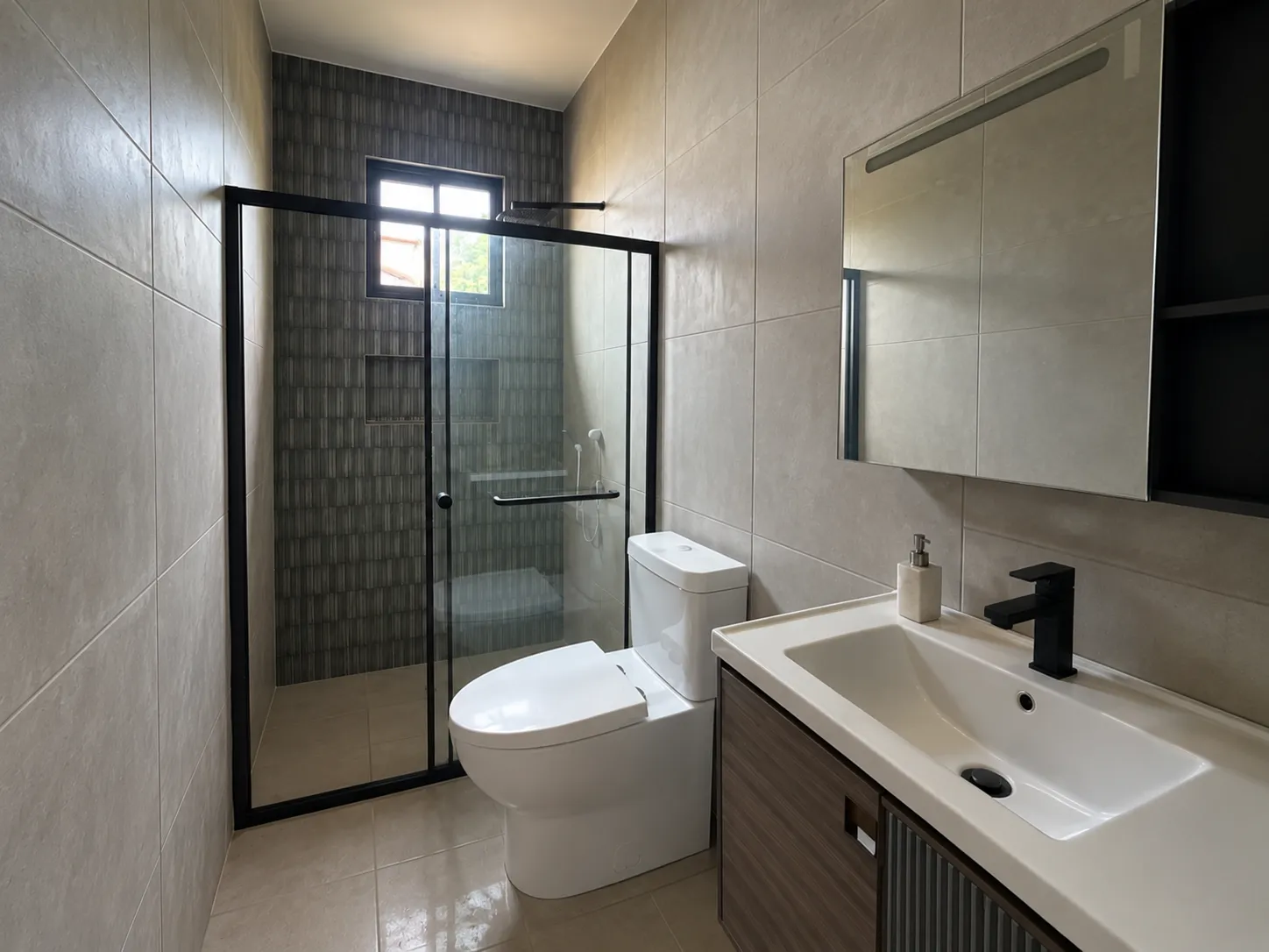 UNIQUE 3-BEDROOM + BONUS ROOM HOME WITH PRIVATE POOL & MOUNTAIN VIEWS IN MALIBU R-0134 - Image 25