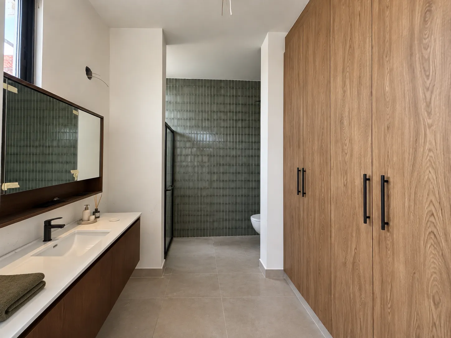 UNIQUE 3-BEDROOM + BONUS ROOM HOME WITH PRIVATE POOL & MOUNTAIN VIEWS IN MALIBU R-0134 - Image 14