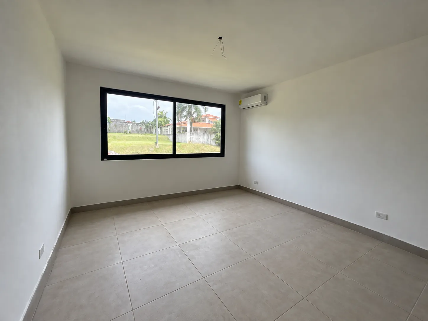 UNIQUE 3-BEDROOM + BONUS ROOM HOME WITH PRIVATE POOL & MOUNTAIN VIEWS IN MALIBU R-0134 - Image 16