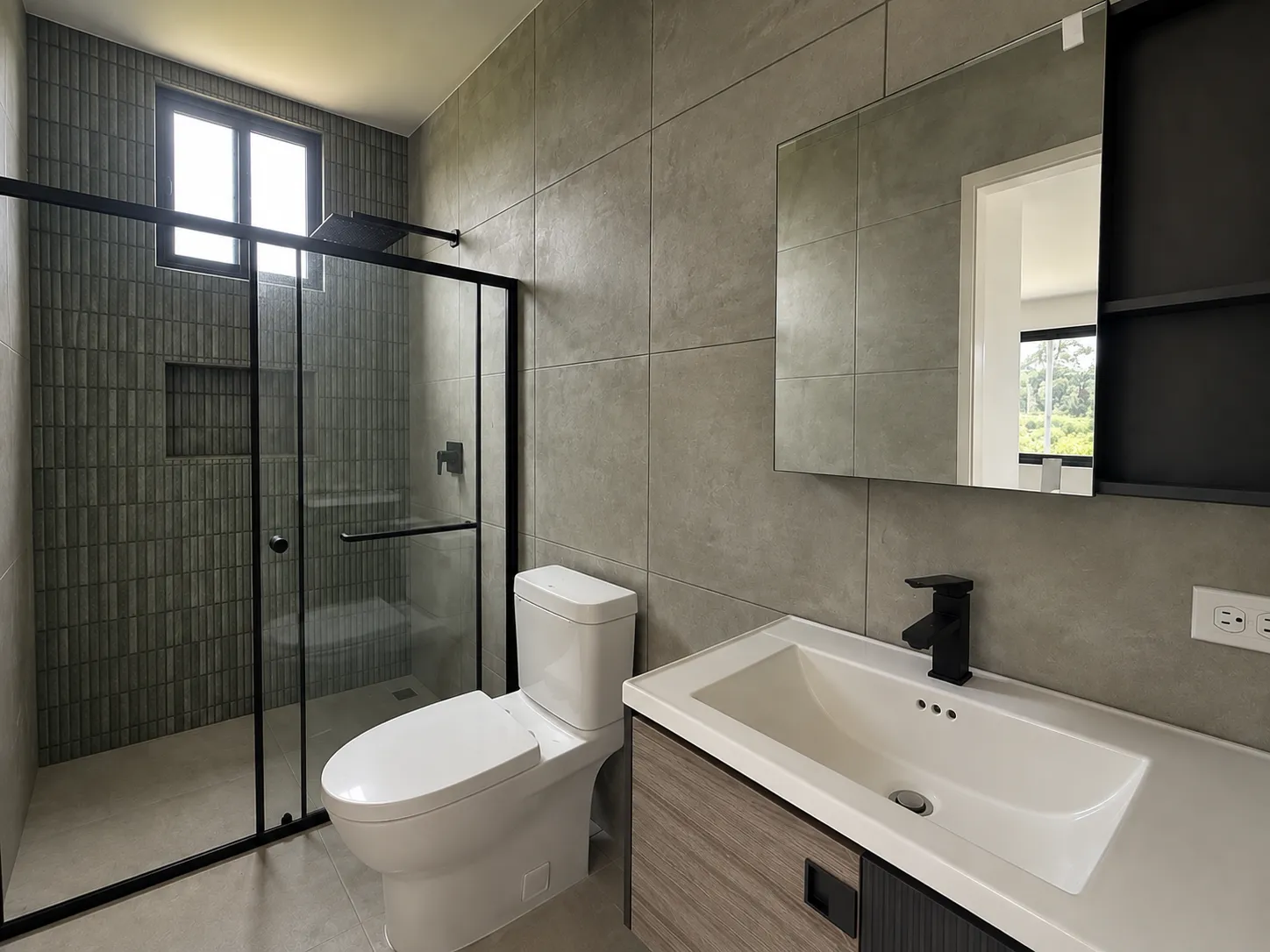 UNIQUE 3-BEDROOM + BONUS ROOM HOME WITH PRIVATE POOL & MOUNTAIN VIEWS IN MALIBU R-0134 - Image 18