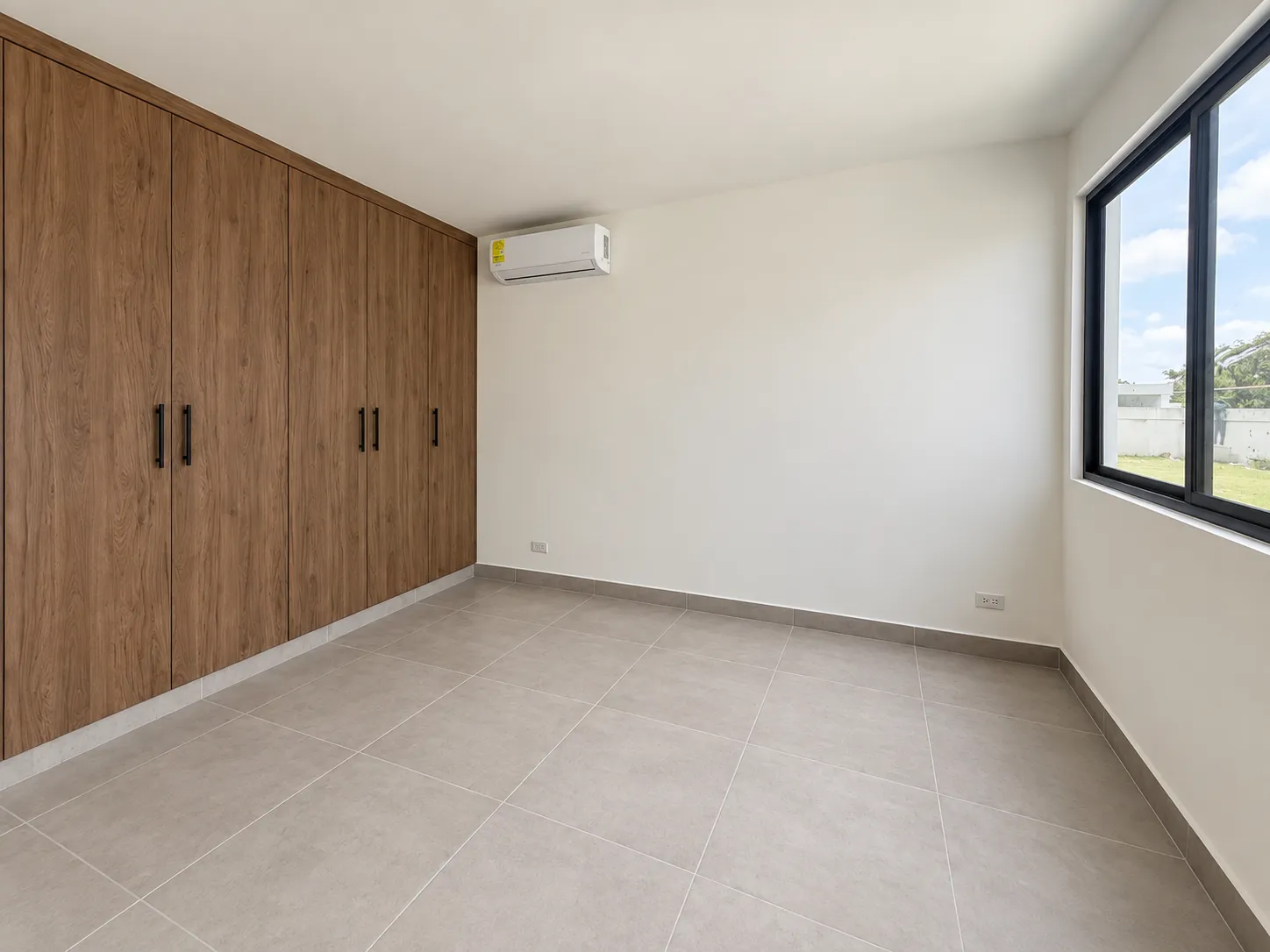 UNIQUE 3-BEDROOM + BONUS ROOM HOME WITH PRIVATE POOL & MOUNTAIN VIEWS IN MALIBU R-0134 - Image 20