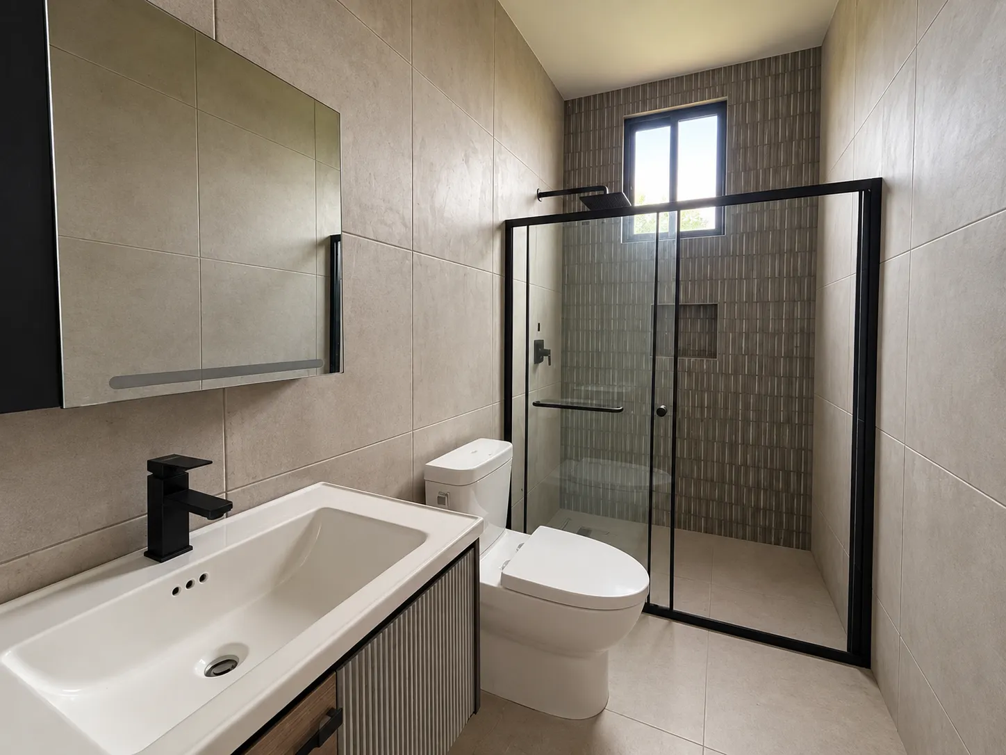 UNIQUE 3-BEDROOM + BONUS ROOM HOME WITH PRIVATE POOL & MOUNTAIN VIEWS IN MALIBU R-0134 - Image 21