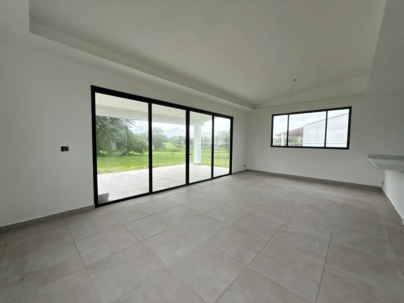 UNIQUE 3-BEDROOM + BONUS ROOM HOME WITH PRIVATE POOL & MOUNTAIN VIEWS IN MALIBU R-0134 - Image 8