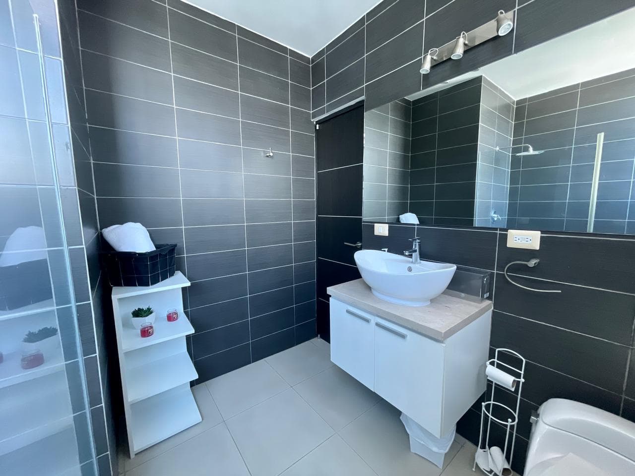 Modern Furnished 1-Bedroom Apartment for Rent at PH Harmony, San Francisco R-0043 - Image 14