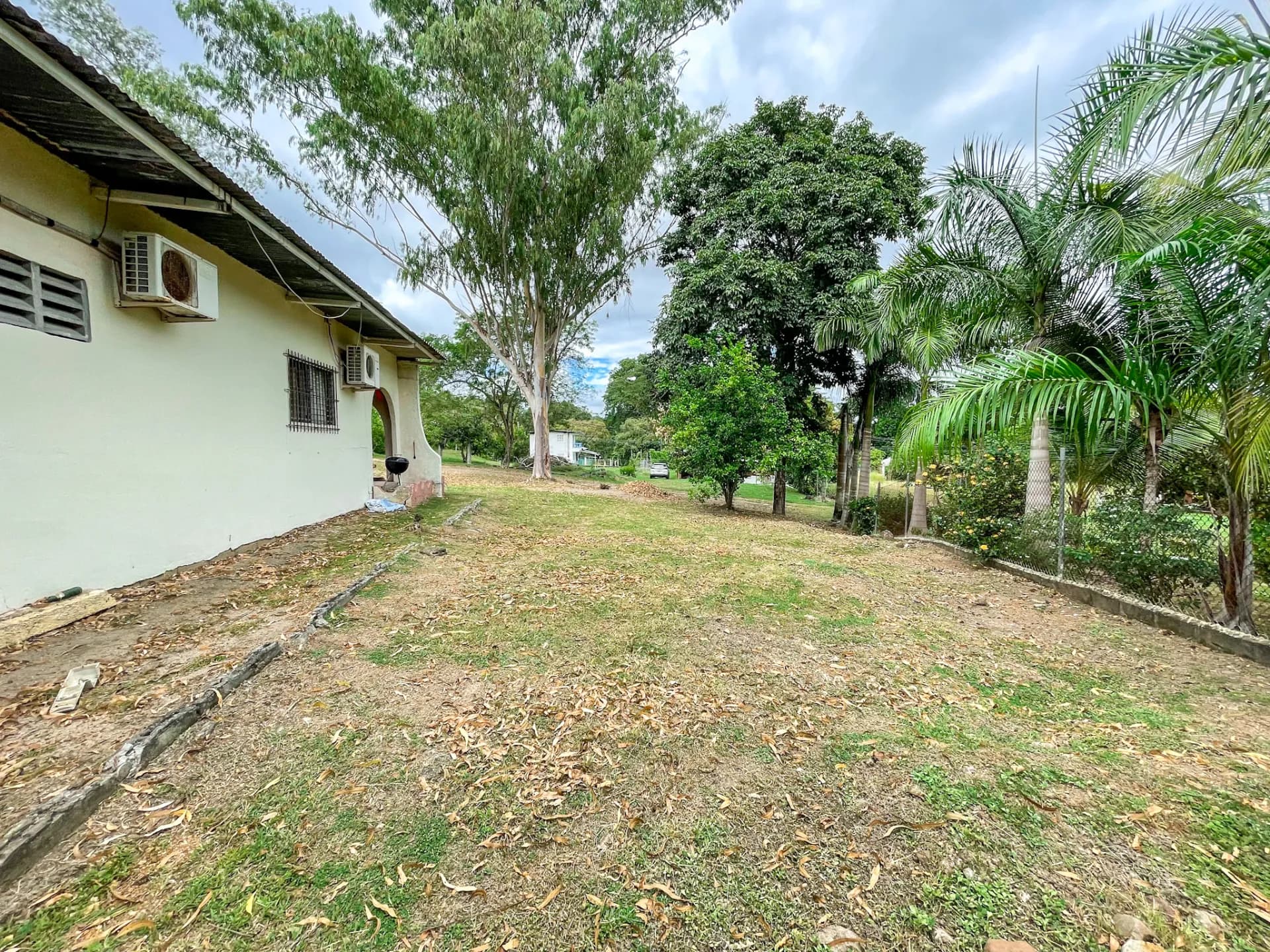 Fixer-Upper Gem: 3-Bedroom Home Near the Beach R-0065 - Image 11