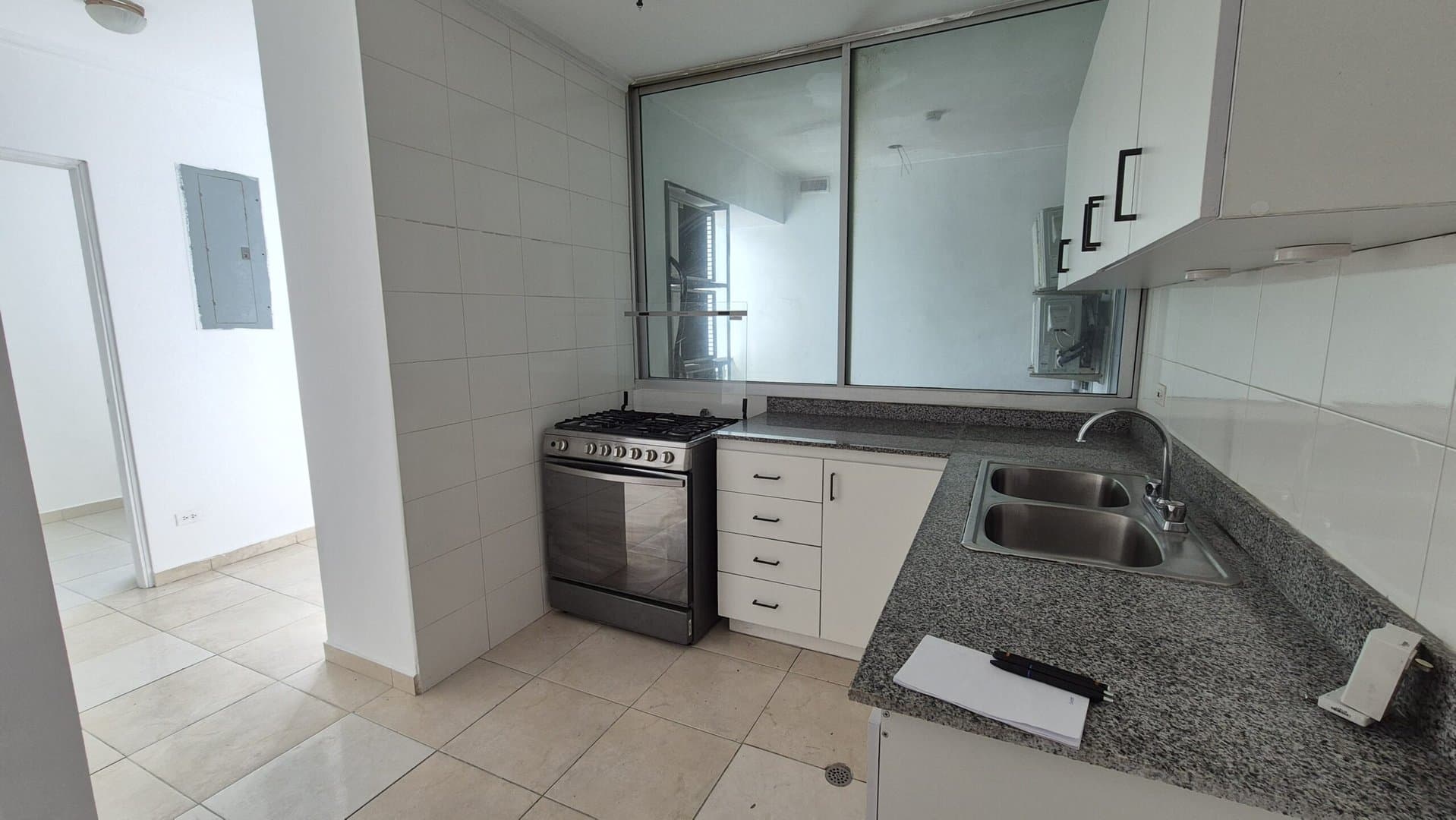 Spacious 3-Bedroom Apartment in Bella Vista, Panama City P-0340 - Image 15