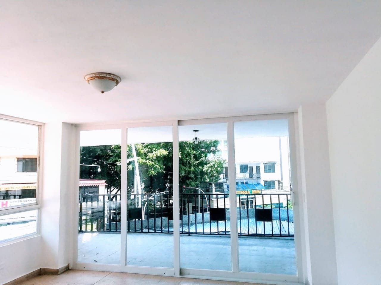 Spacious Apartment FOR SALE in Vía Argentina R-0059 - Image 4