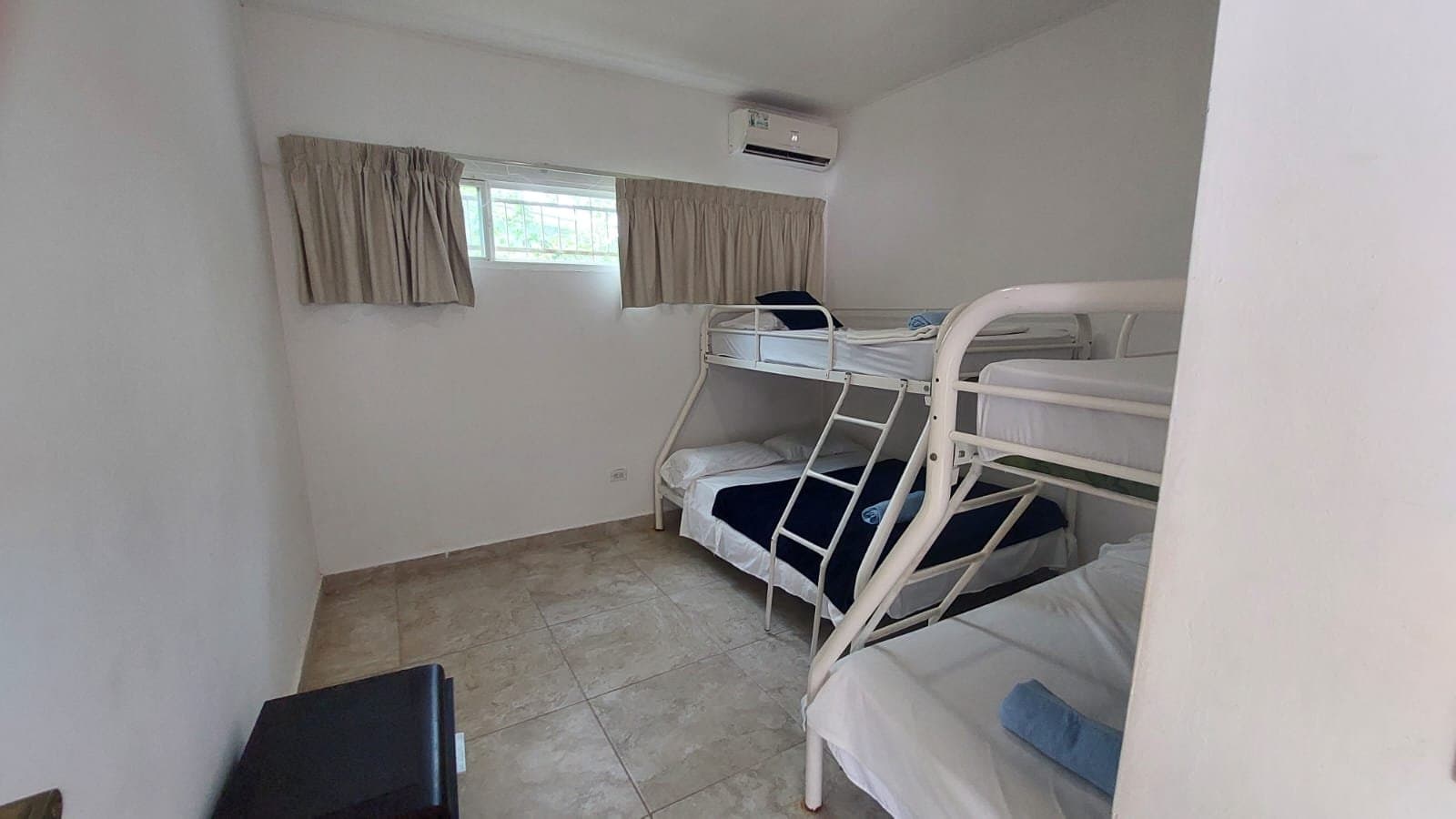 4-Bedroom Beach Home Steps from the Ocean in Malibu Beach, Panama. R-0049 - Image 13