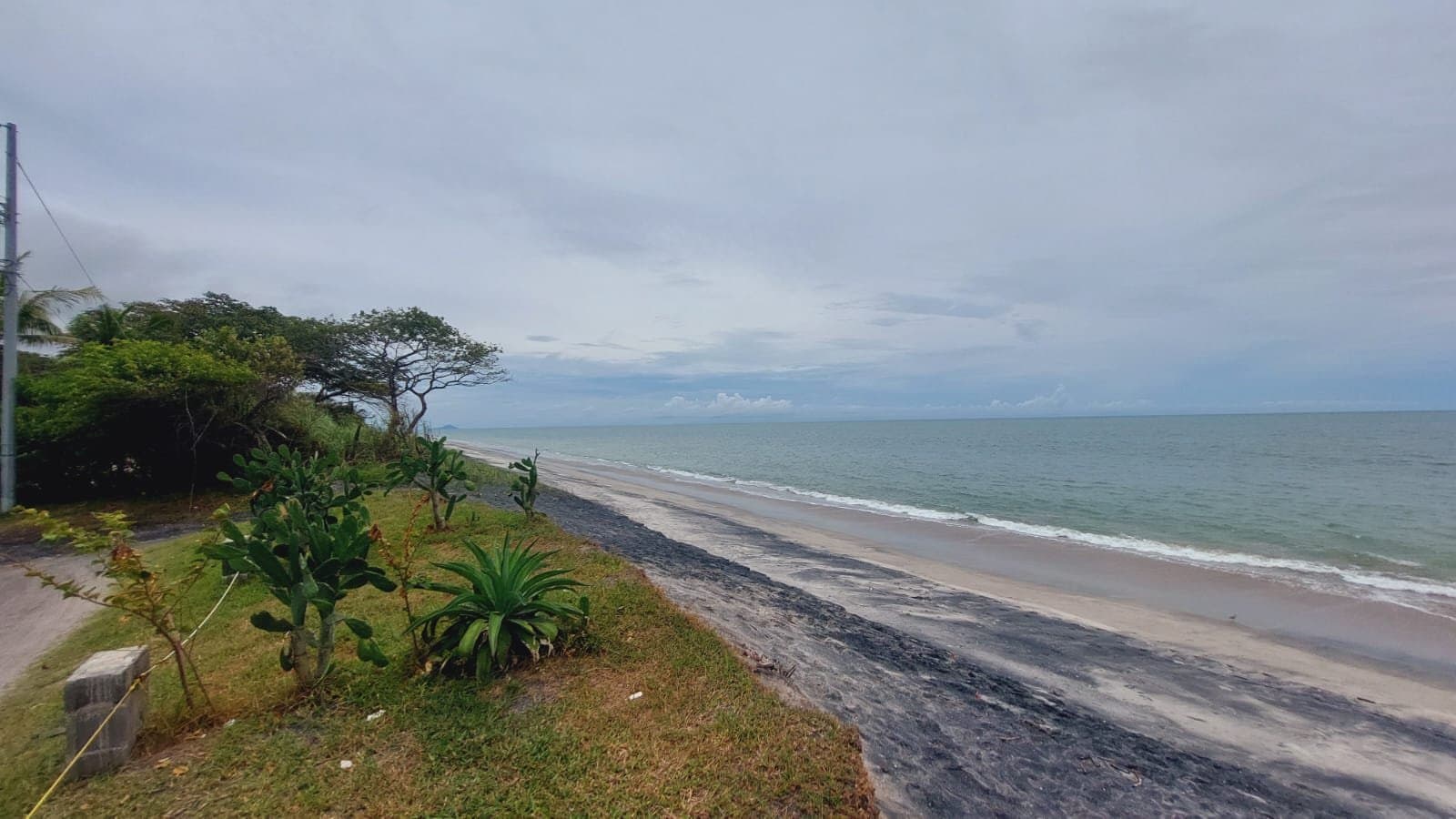 4-Bedroom Beach Home Steps from the Ocean in Malibu Beach, Panama. R-0049 - Image 4