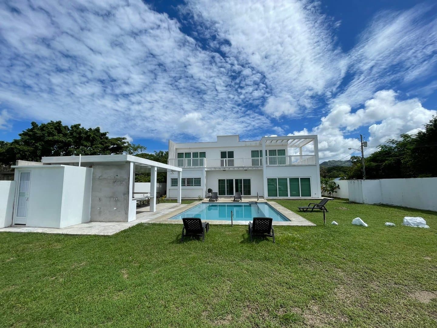 4-Bedroom Beach Home Steps from the Ocean in Malibu Beach, Panama. R-0049