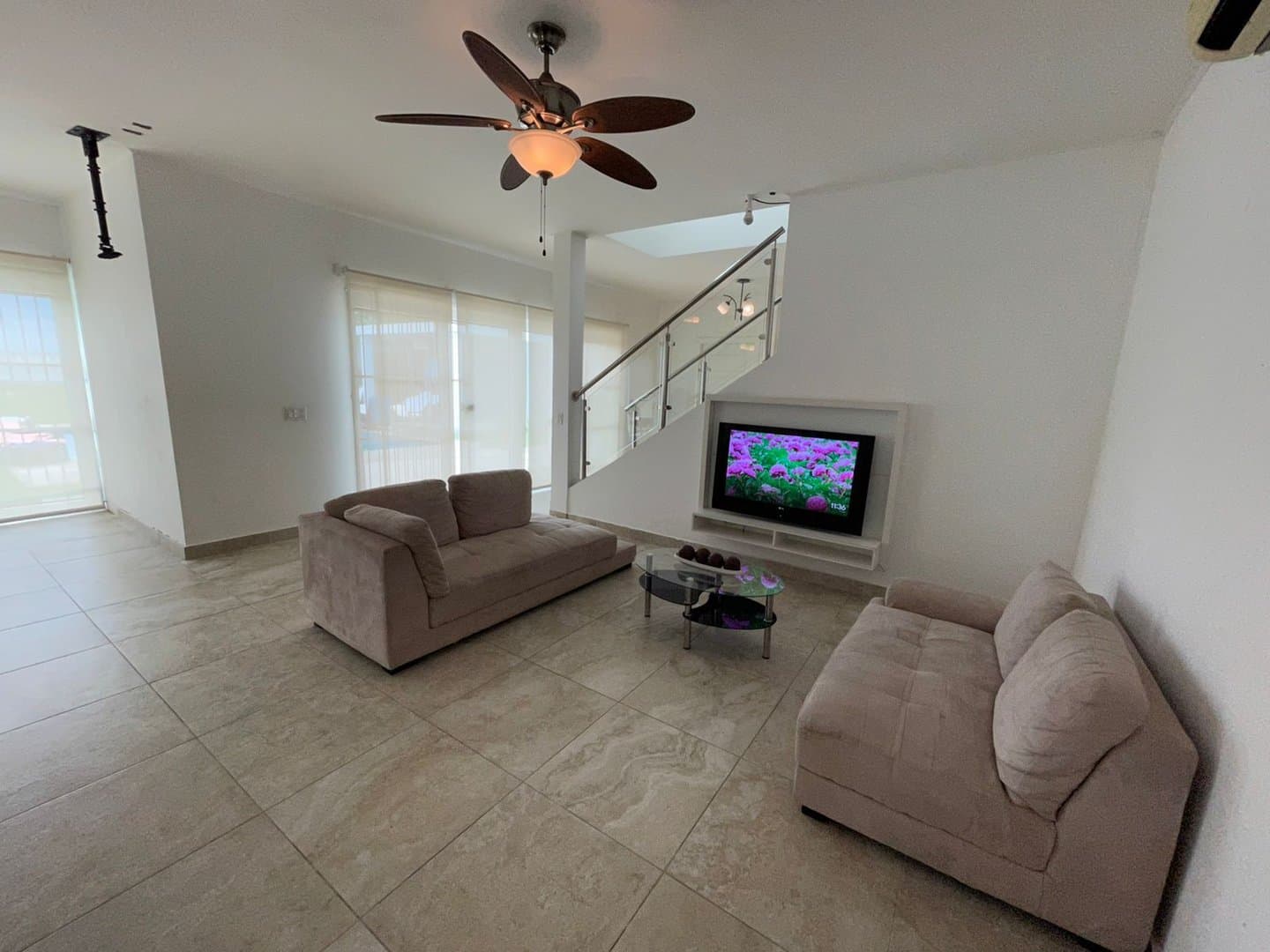 4-Bedroom Beach Home Steps from the Ocean in Malibu Beach, Panama. R-0049 - Image 5