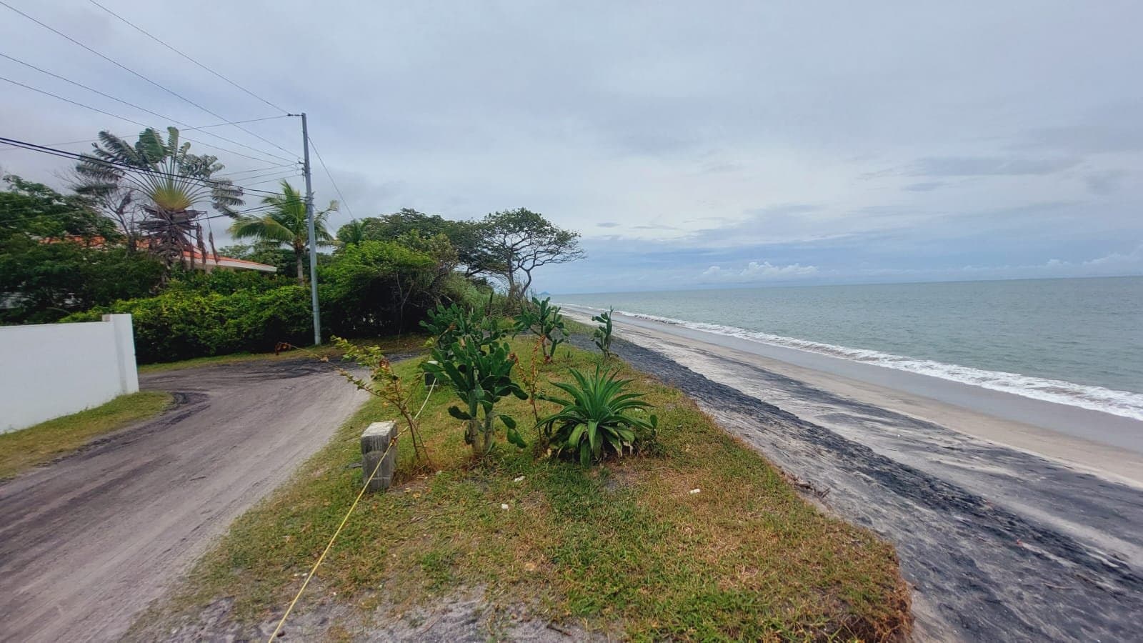 4-Bedroom Beach Home Steps from the Ocean in Malibu Beach, Panama. R-0049 - Image 32