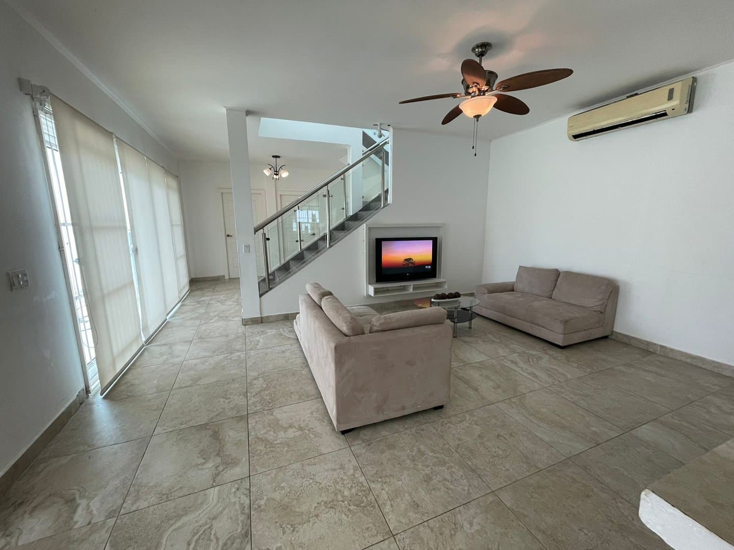 4-Bedroom Beach Home Steps from the Ocean in Malibu Beach, Panama. R-0049 - Image 6