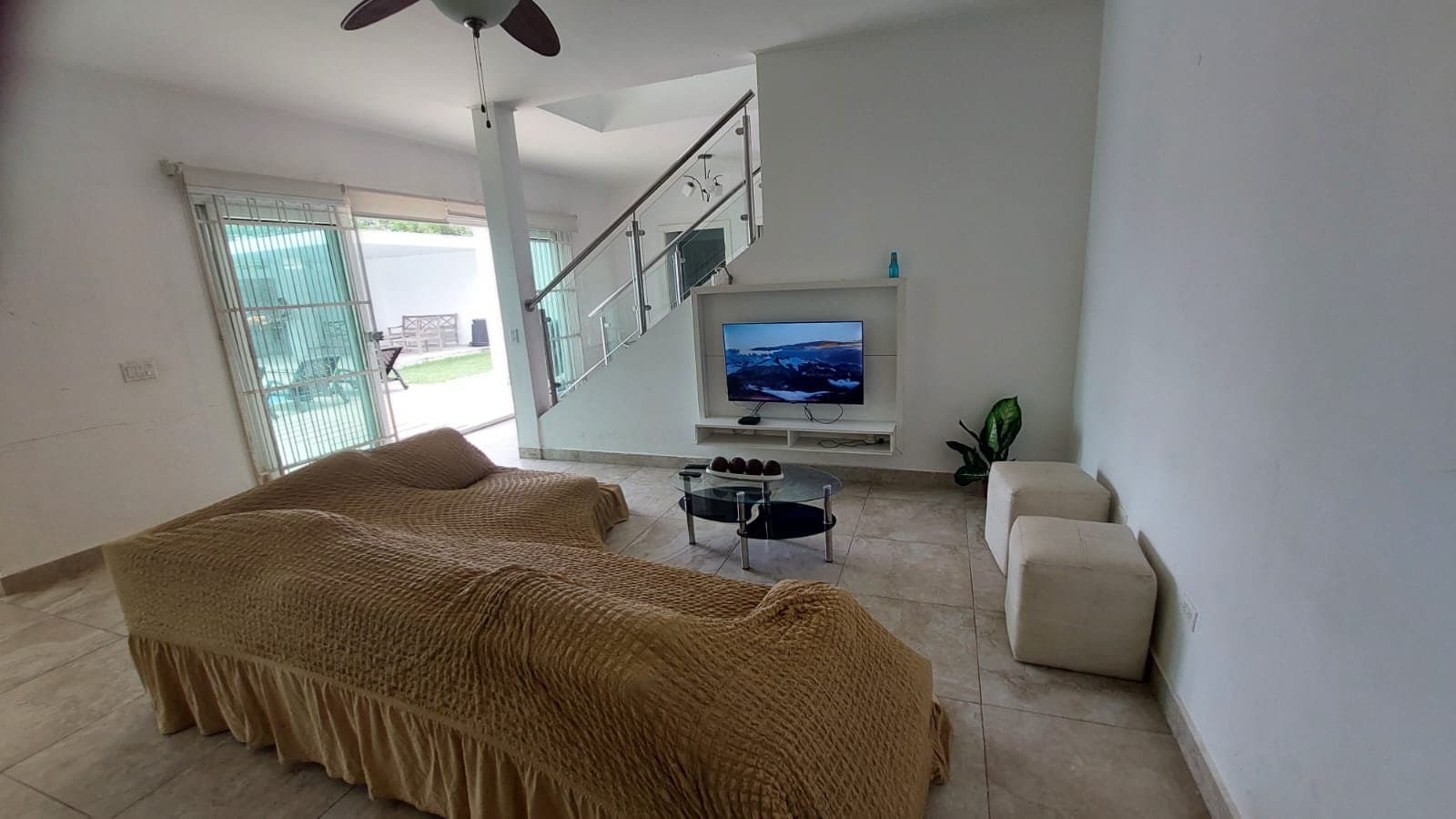 4-Bedroom Beach Home Steps from the Ocean in Malibu Beach, Panama. R-0049 - Image 7