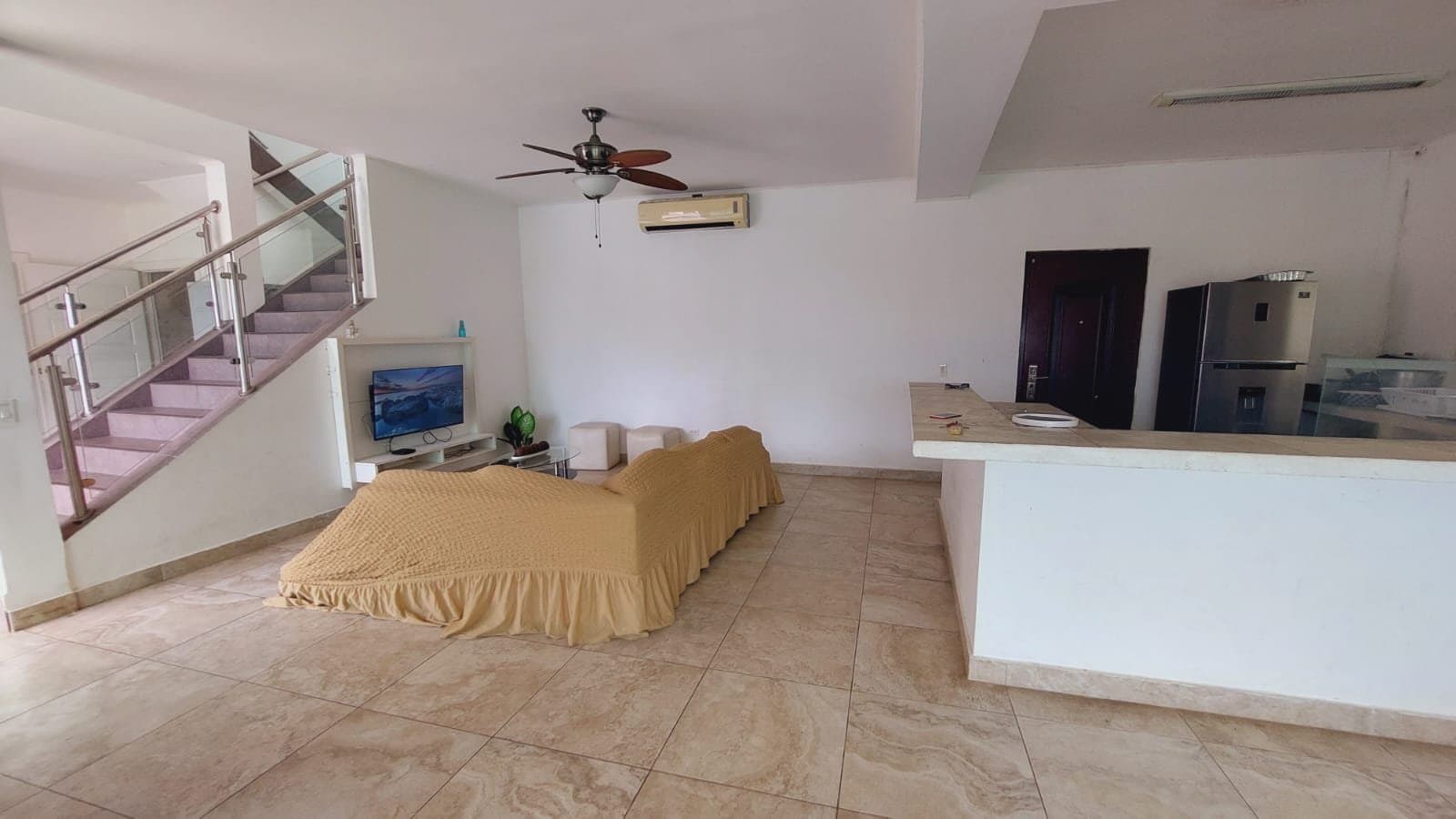 4-Bedroom Beach Home Steps from the Ocean in Malibu Beach, Panama. R-0049 - Image 9