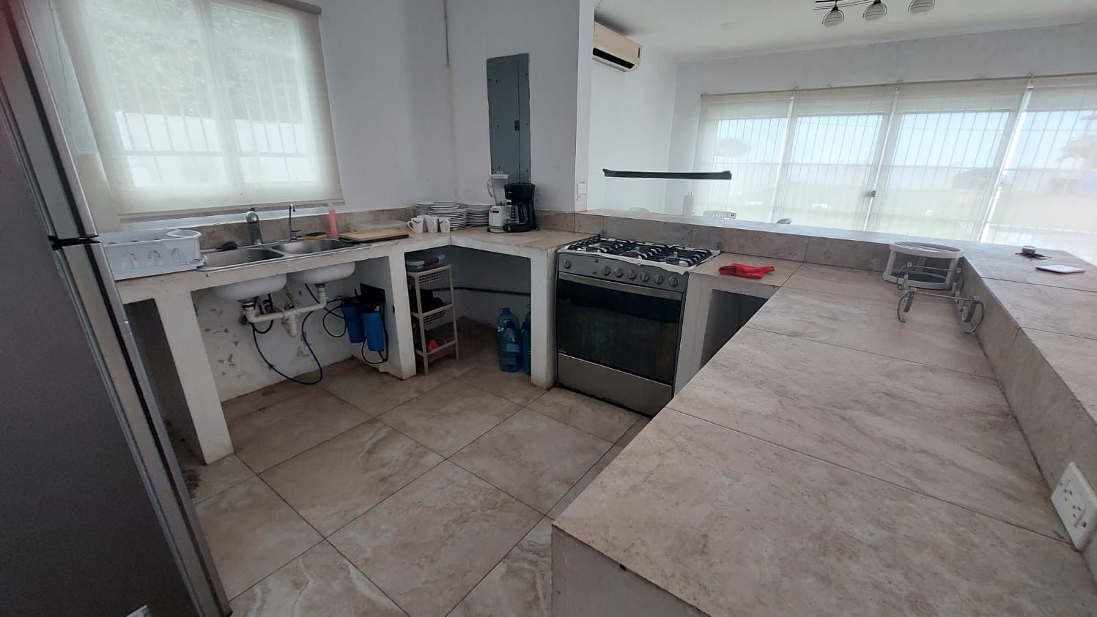 4-Bedroom Beach Home Steps from the Ocean in Malibu Beach, Panama. R-0049 - Image 11